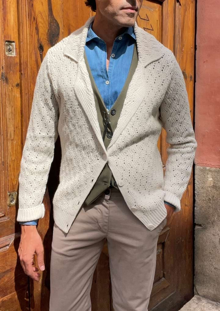 Cardigan corte americana color beige claro.