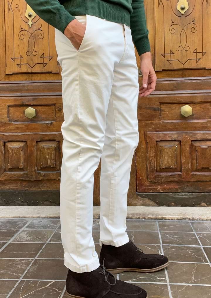 Pantalón chino hombre color Nata. Modelo Vesuviani