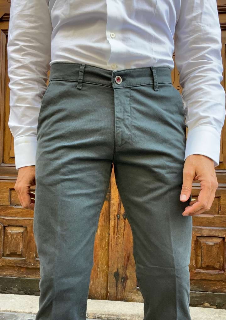 Pantalón hombre gris. Corte chino.