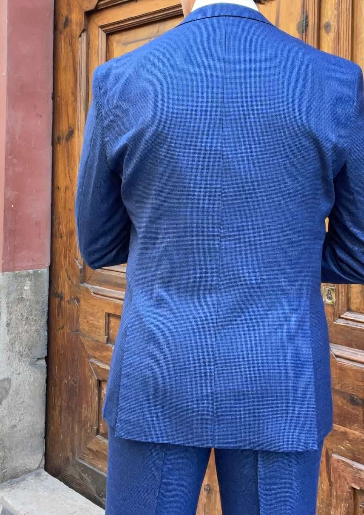 Detalle traje azul. Uomomania. Modelo Ferretti.
