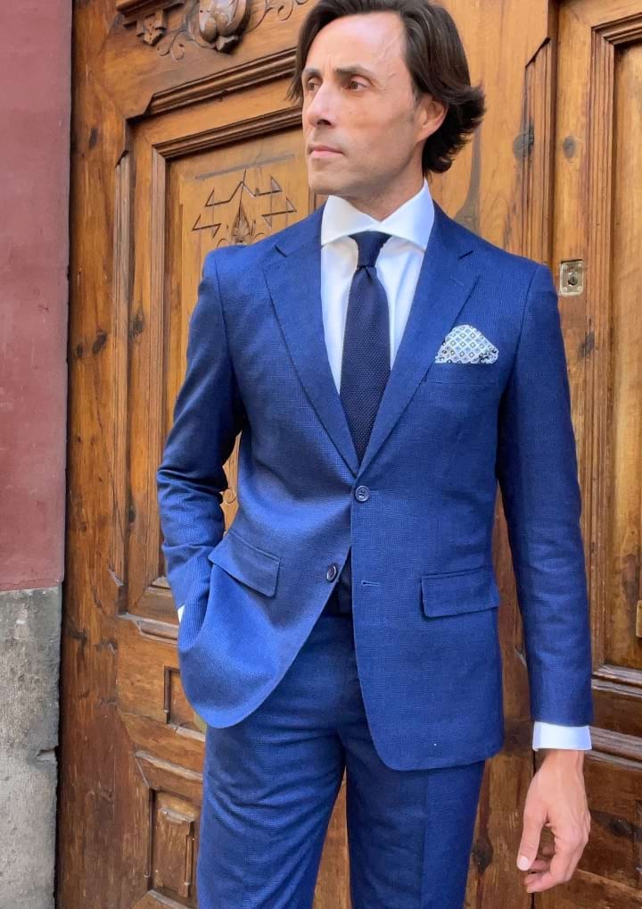 Traje de novio azul.