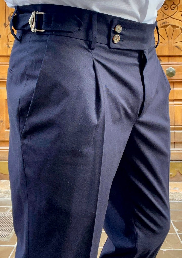 Karminrote Schneiderhose