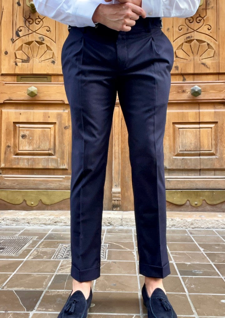 Karminrote Schneiderhose