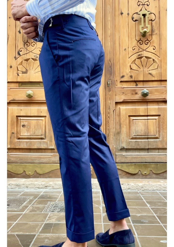Karminrote Schneiderhose