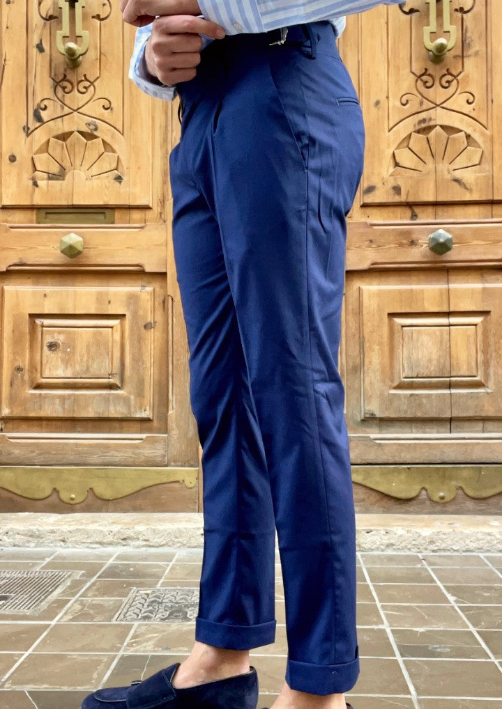 Karminrote Schneiderhose