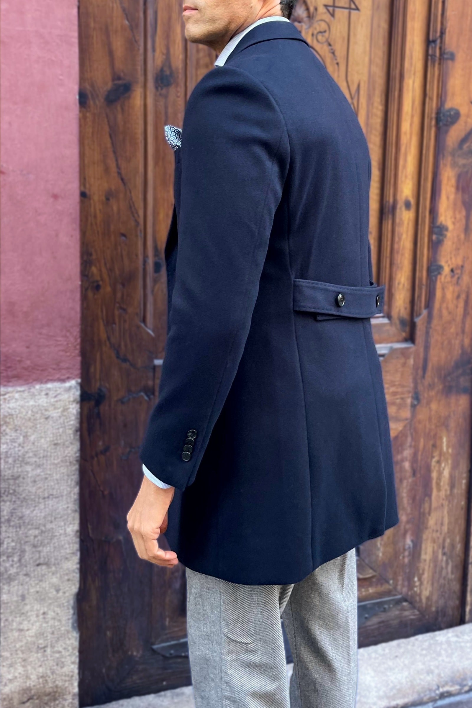 Vista trasera del abrigo Cavaliere gris para hombre, abrigo de vestir elegante estilo italiano