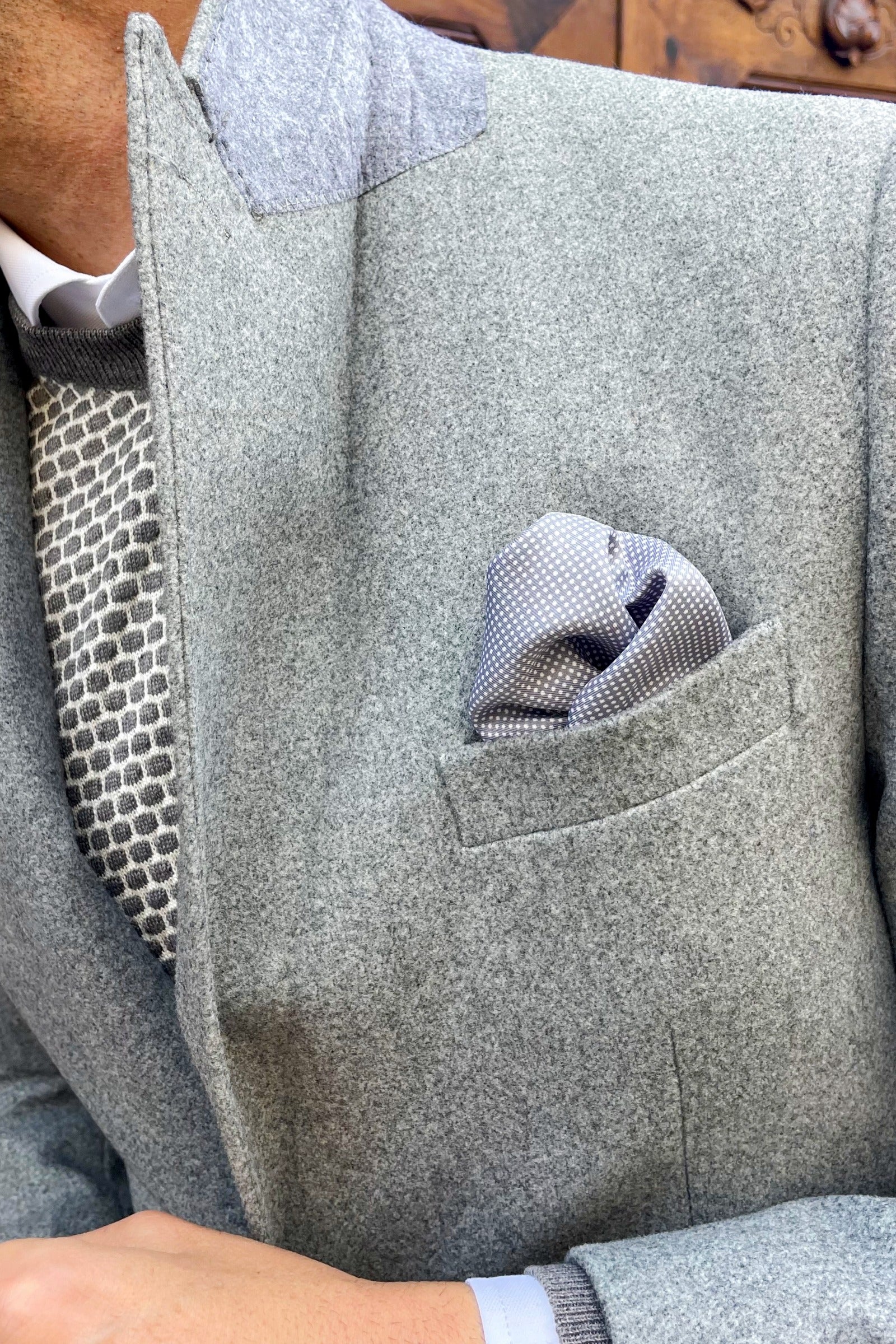 Detalle de tejido del abrigo Cavaliere gris para hombre, abrigo de vestir elegante estilo italiano
