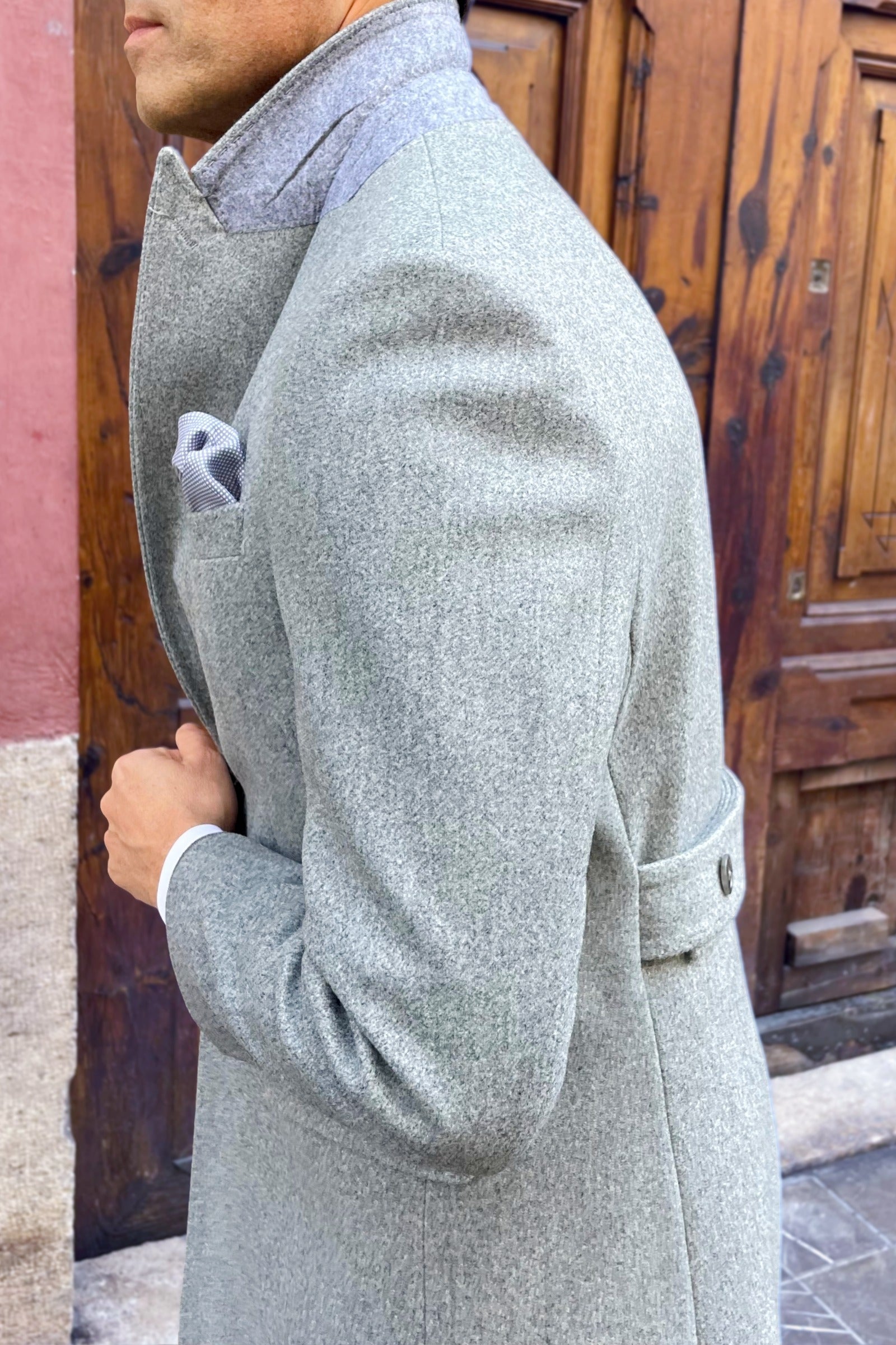 Vista lateral del abrigo Cavaliere gris para hombre, abrigo de vestir elegante estilo italiano