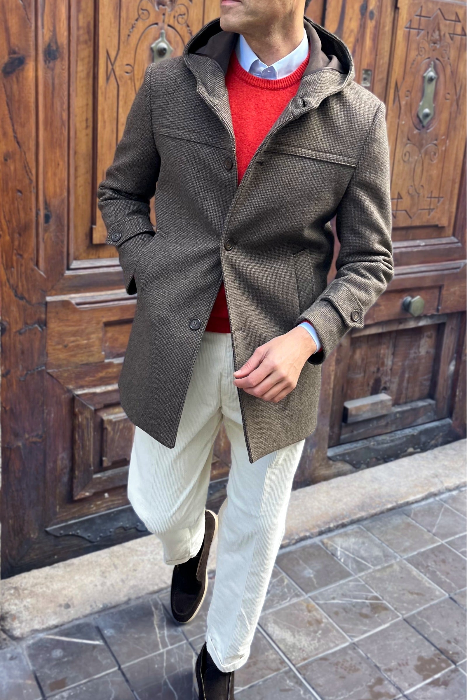 Abrigo corto marrón de hombre con textura y capucha en estilo italiano