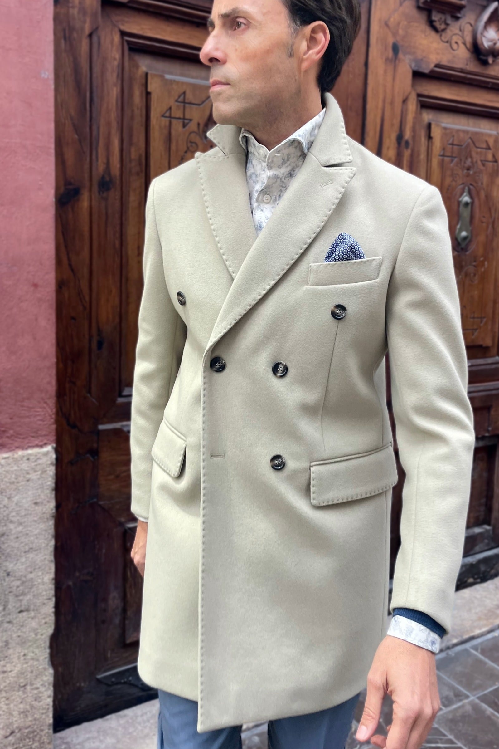 Abrigo cruzado italiano Brunello color camel para hombre con doble botonadura. UOMOMANIA