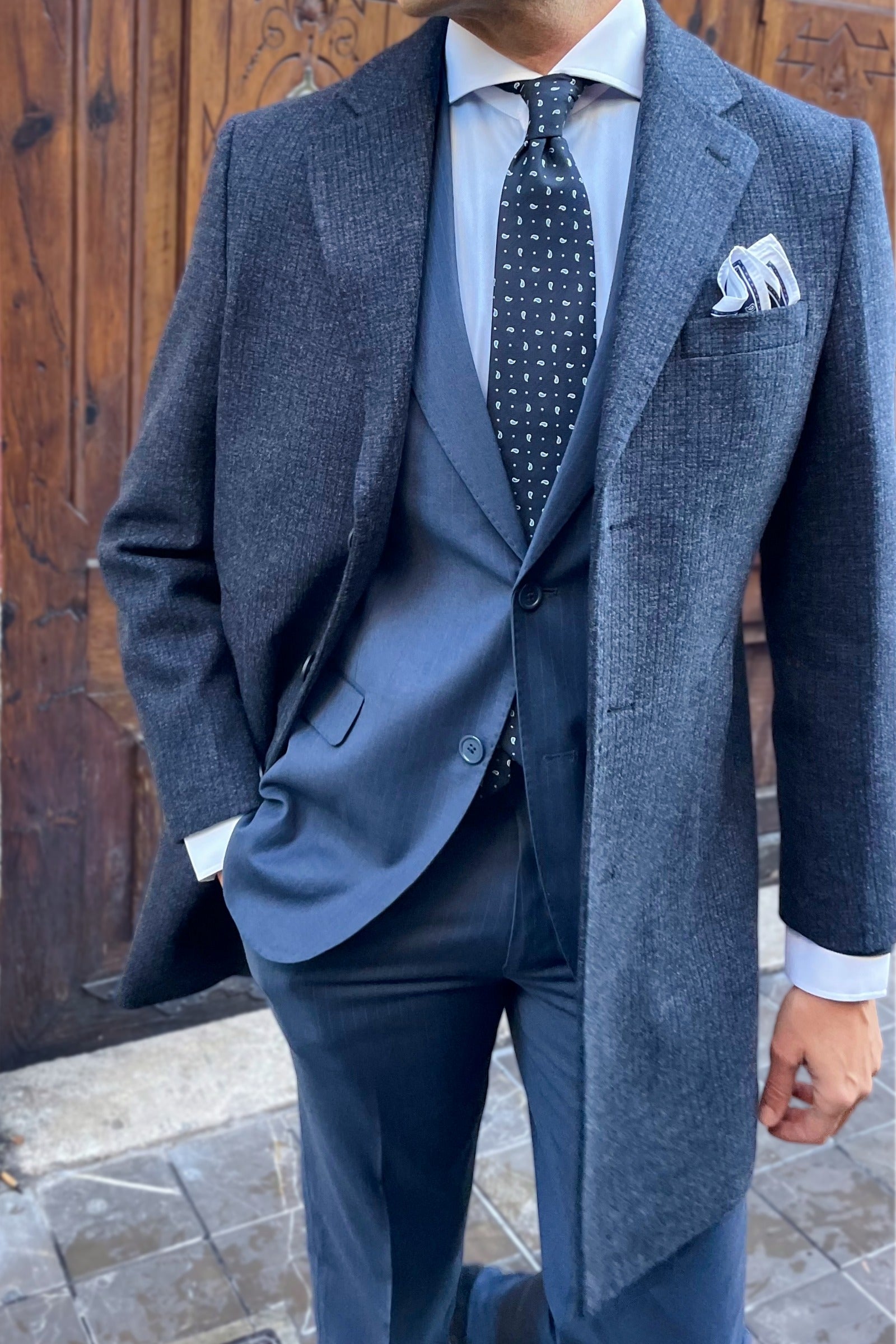Abrigo azul marino de hombre con textura elegante para llevar sobre traje