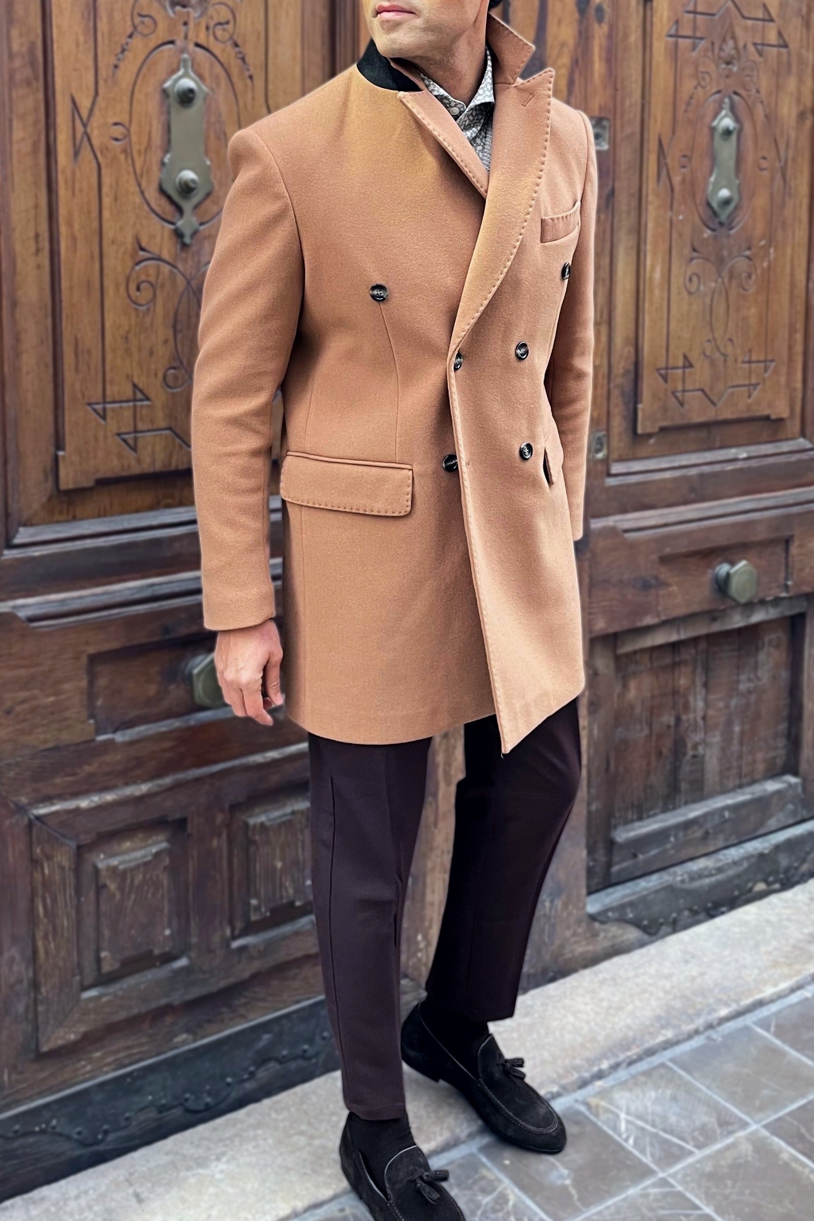 Detalle lateral abrigo cruzado masculino italiano con solapas anchas y corte estructurado. UOMOMANIA