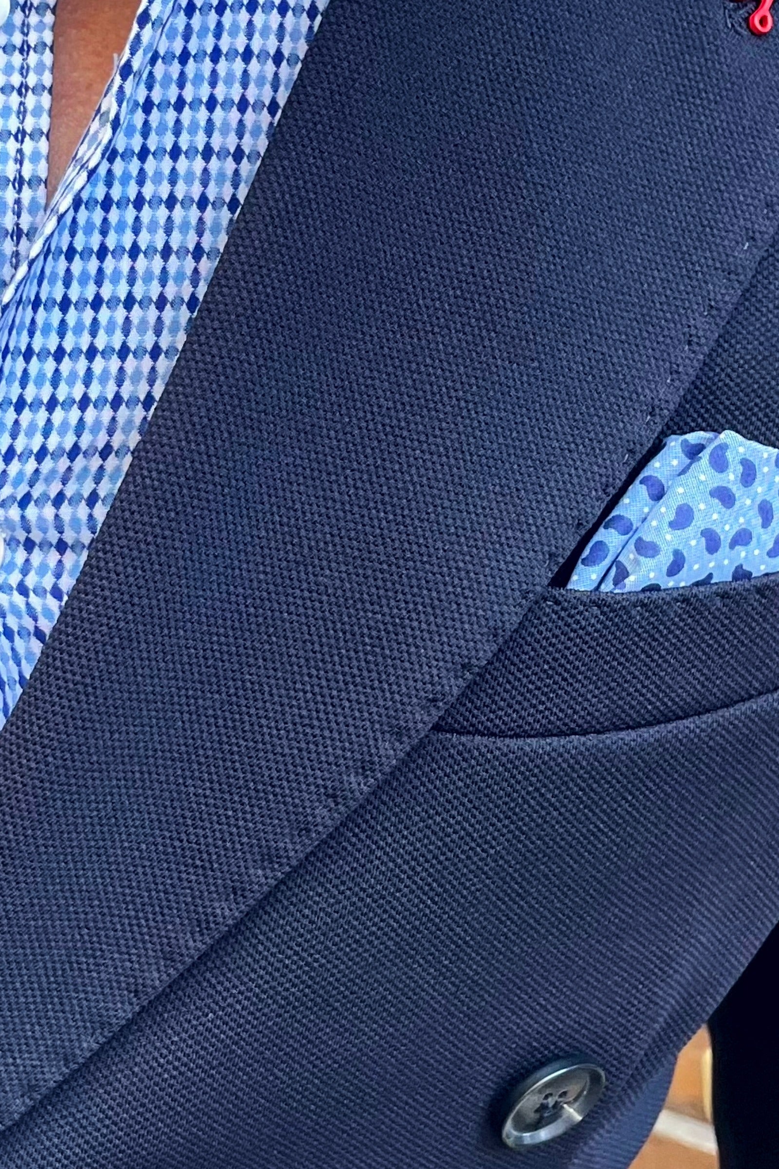 Detalle del tejido de la americana cruzada azul marino para hombre