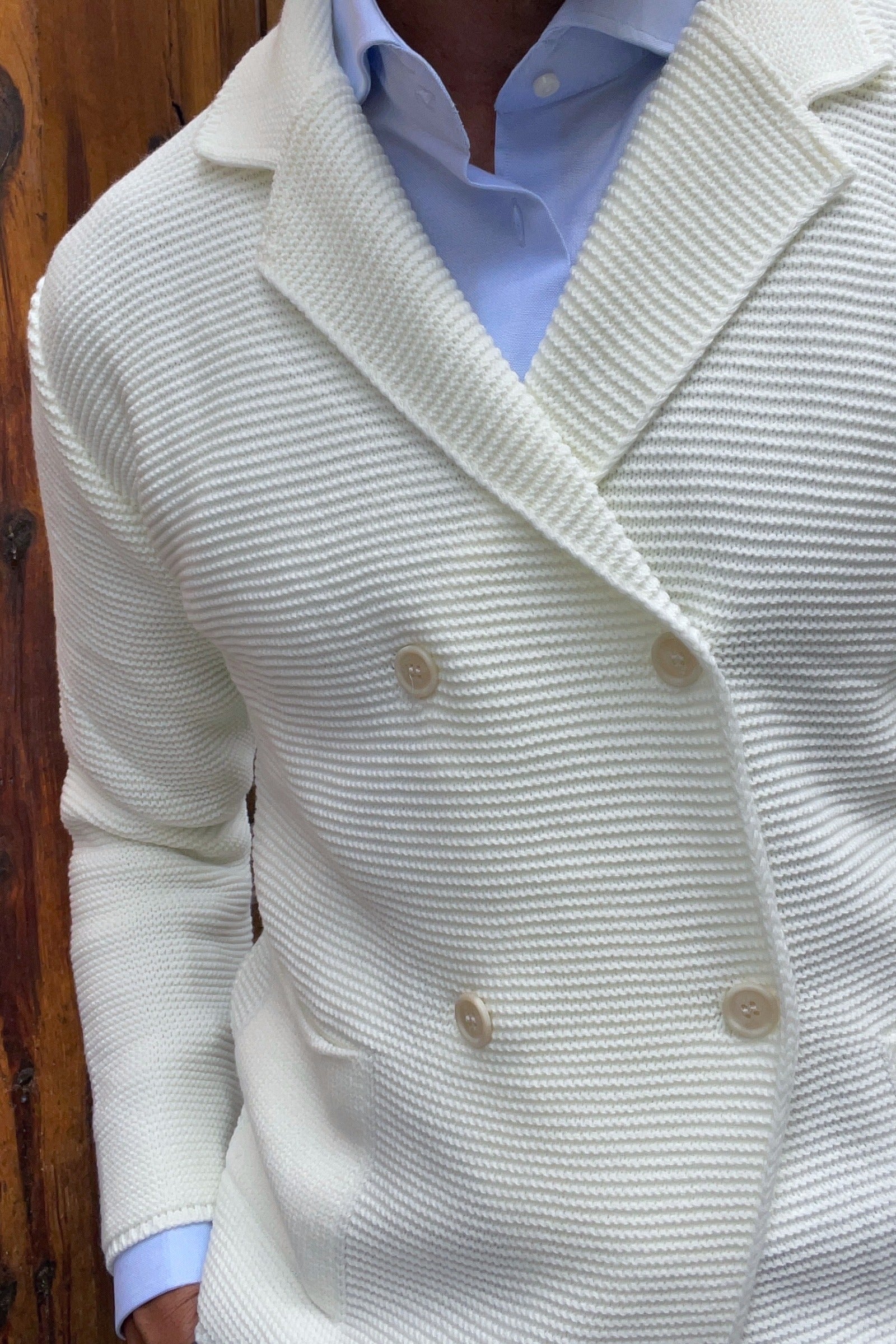 Detalle botones americana cruzada de punto blanca para hombre de estilo italiano, elegante y versátil