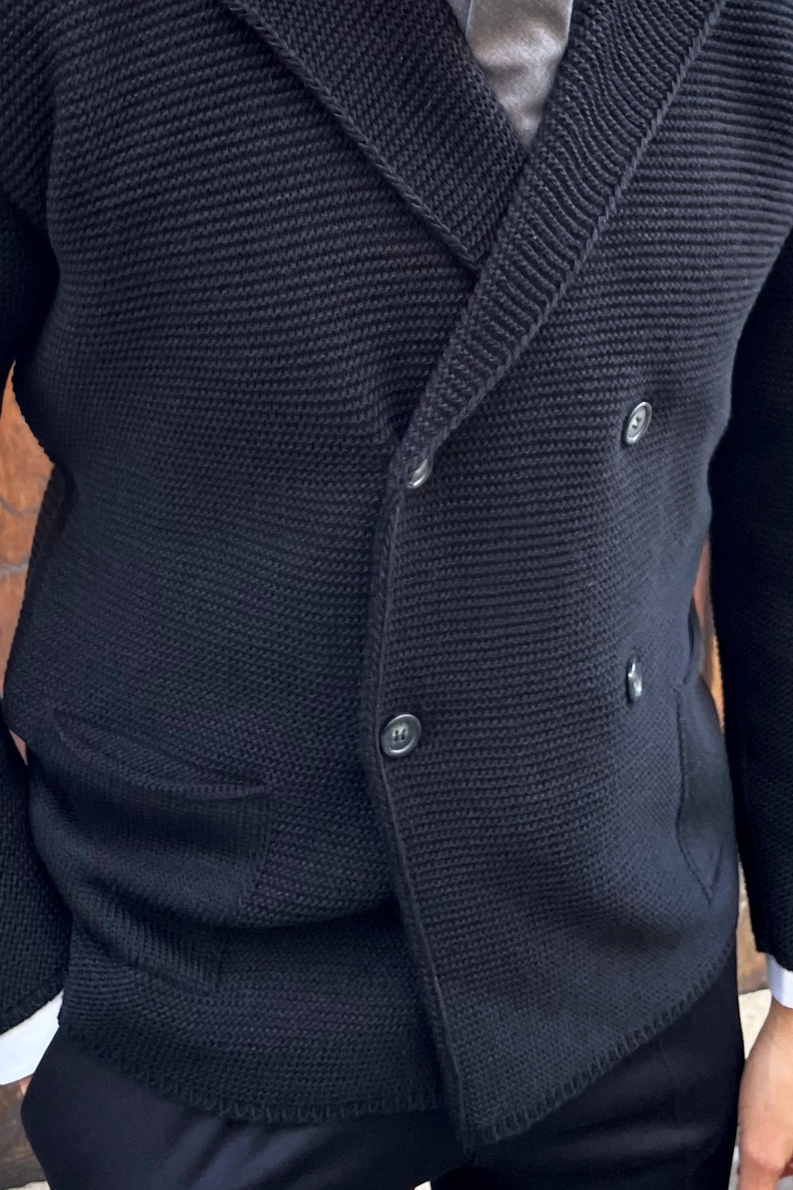 Detalle del tejido de punto en americana cruzada negra