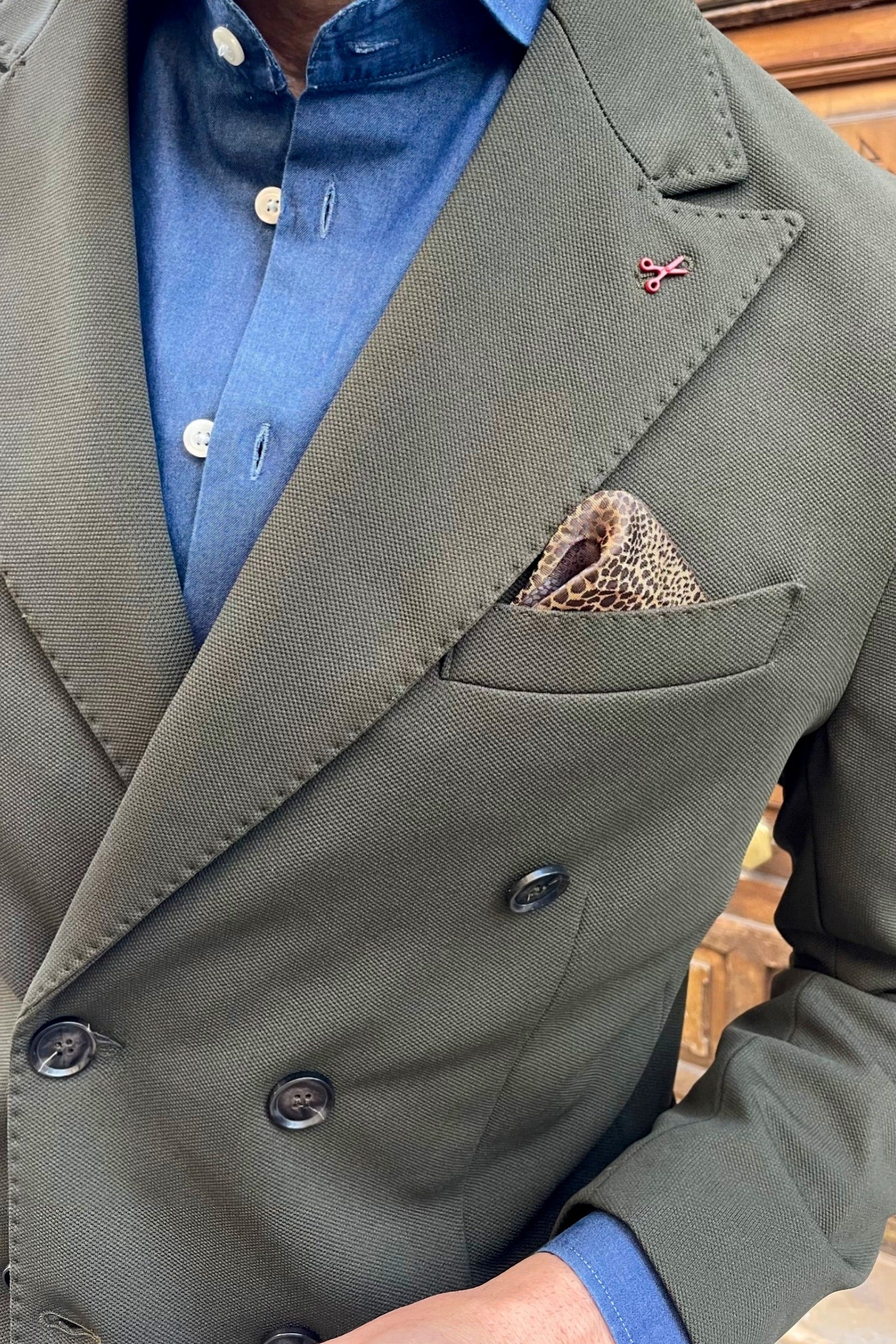 Detalles de la americana cruzada verde para hombre