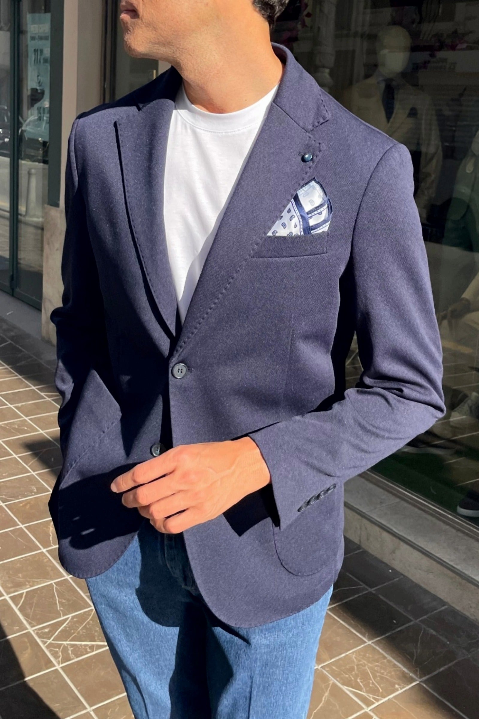 Americana azul marino versátil y con fit italiano impecable para hombre.