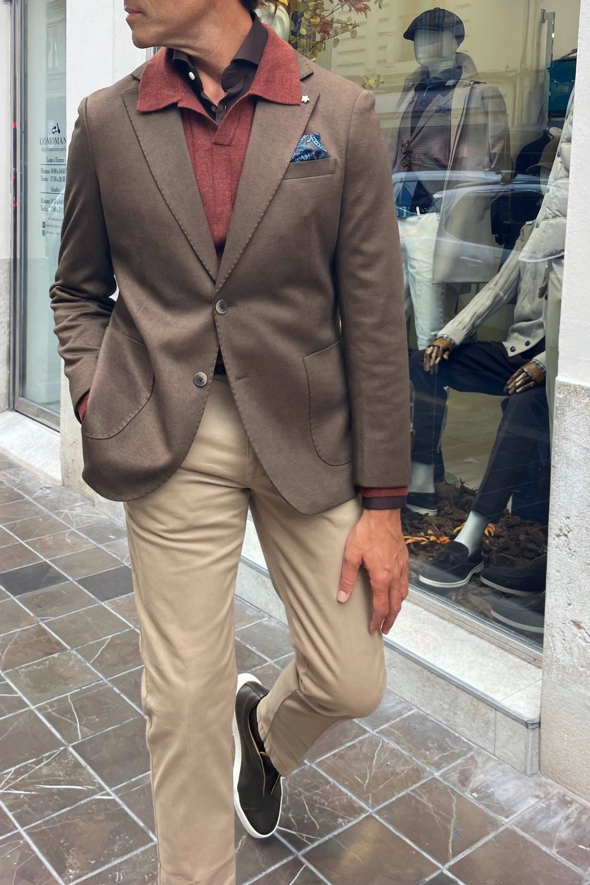 Outfit de otoño para hombre casual-elegante con americana marrón, polo de lana y chinos beige.