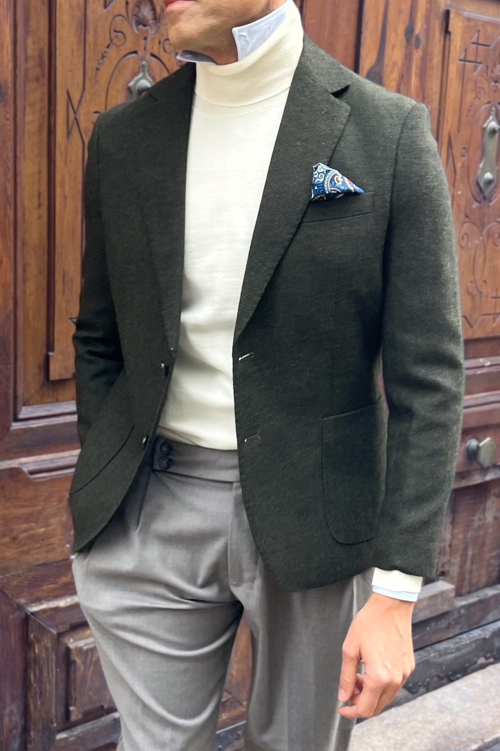 Americana verde de espiga para hombre Bosco Pisa con jersey de cuello alto blanco, estilo italiano elegante