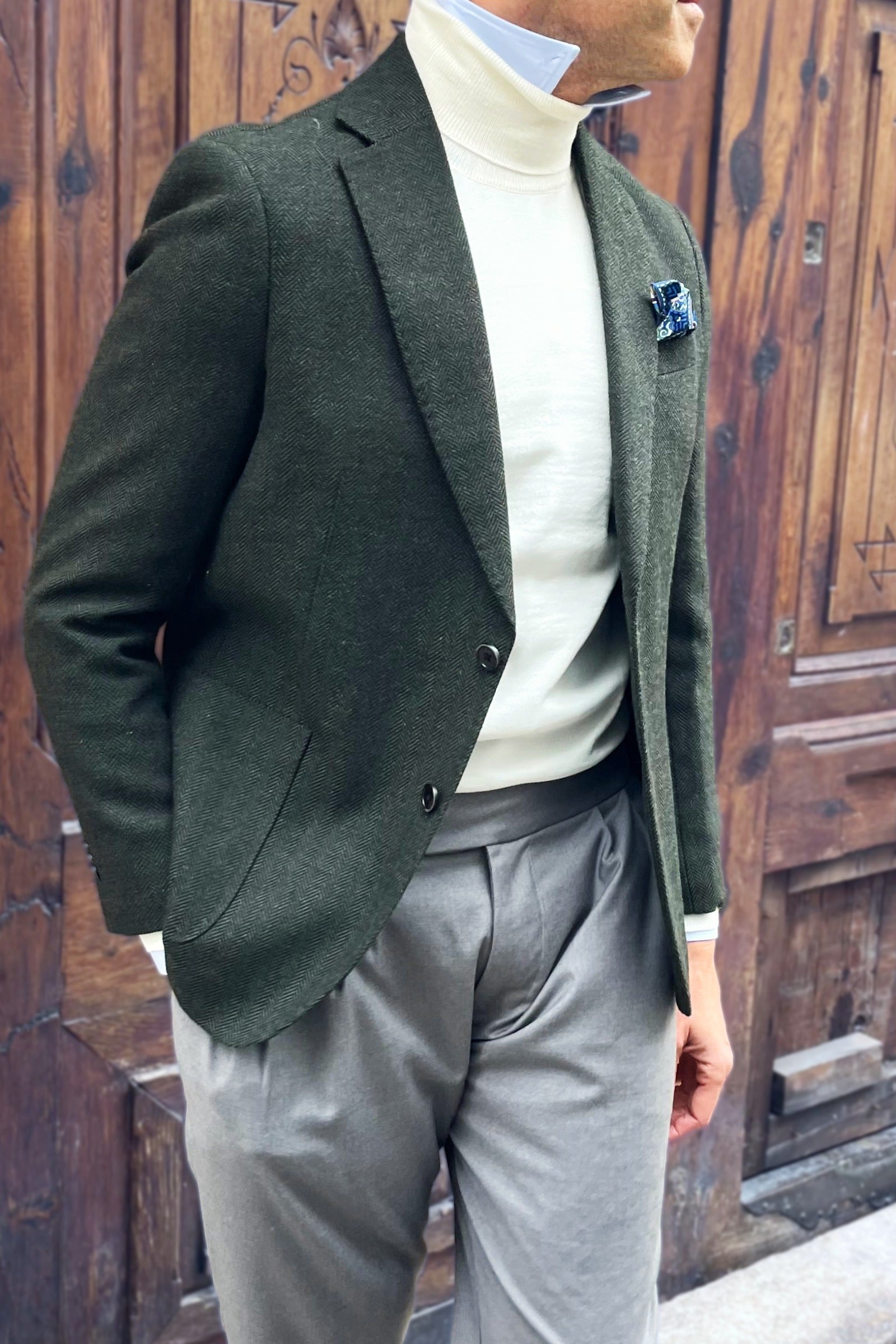 Vista lateral Americana verde de espiga para hombre Bosco Pisa con jersey de cuello alto blanco, estilo italiano elegante