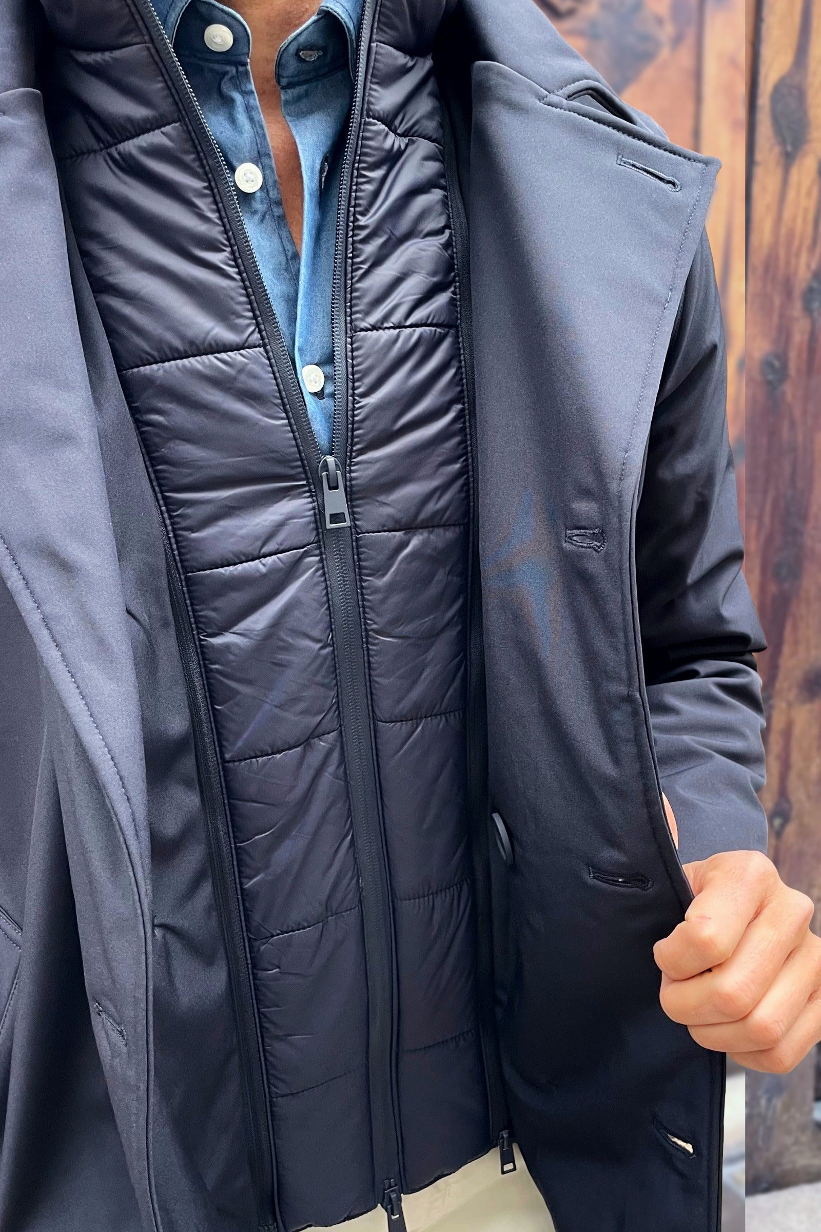 Detalle de cremalleras interiores para quitar y poner el chaleco acolchado de la chaqueta Marinaio hombre