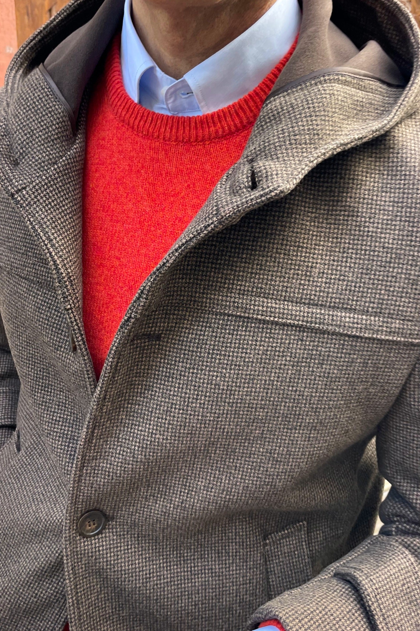 Detalle parte superior del abrigo corto con capucha marrón de hombre Vicenzo