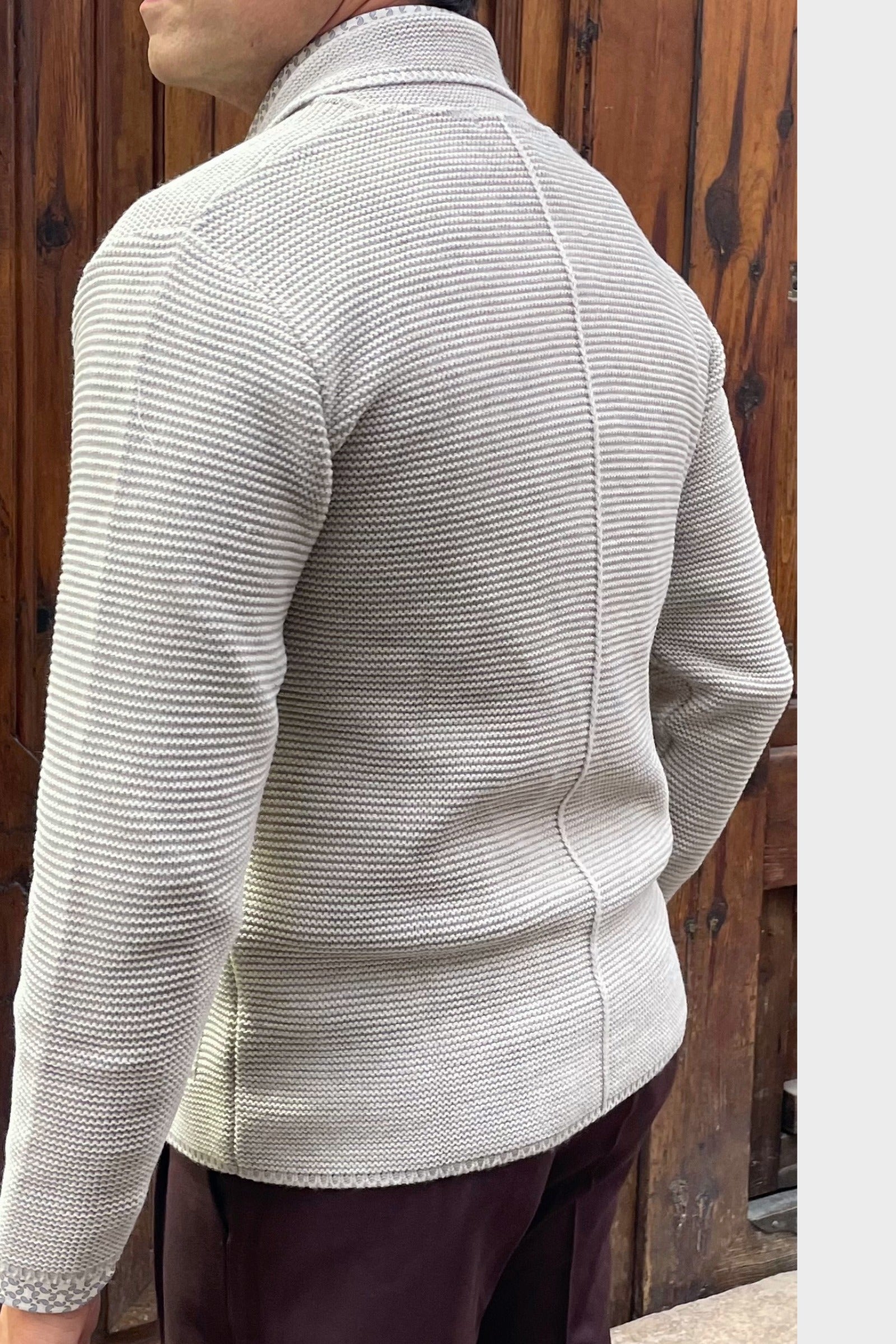 Vista trasera de la americana cruzada de punto color piedra