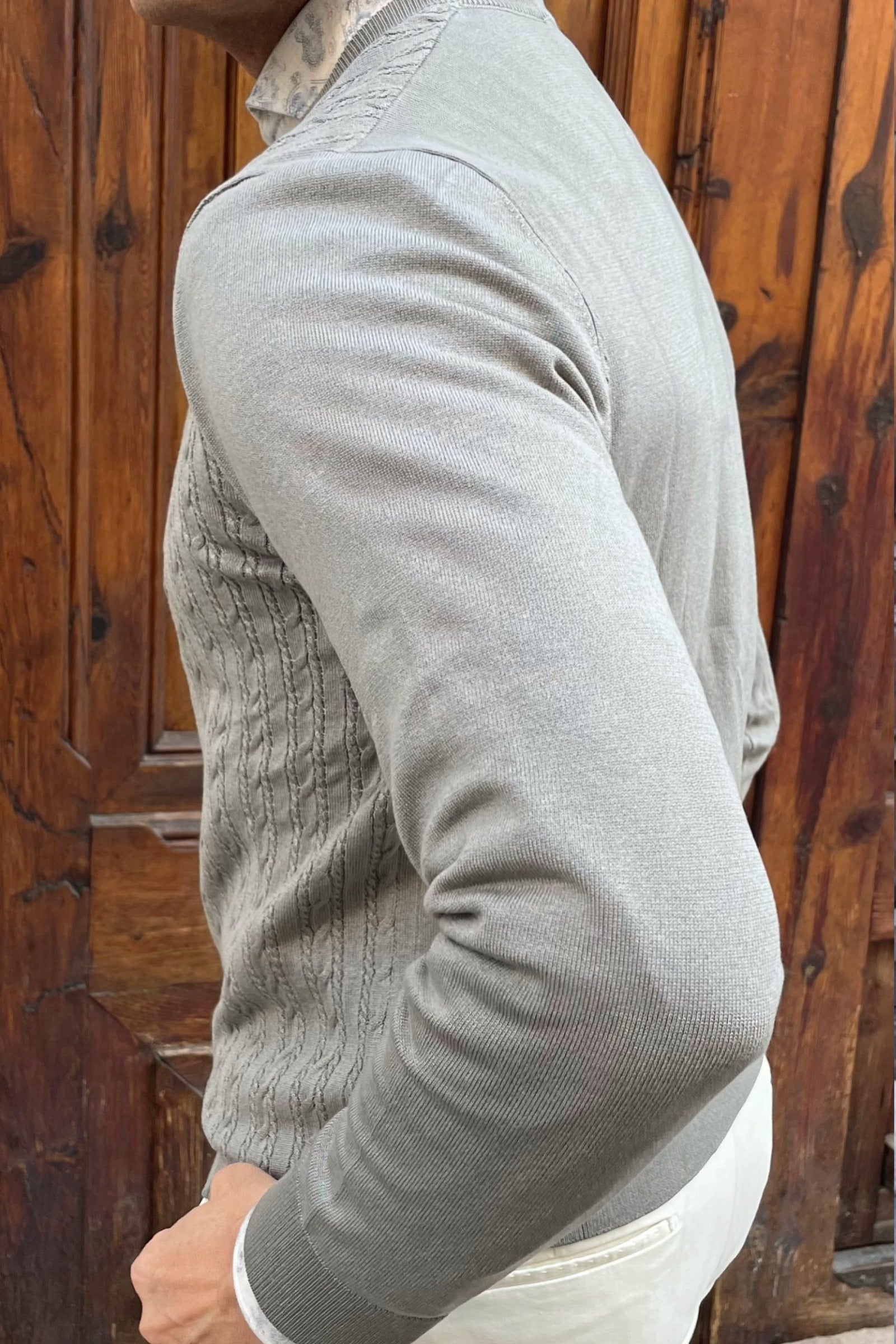 Detalle espalda jersey trenzado verde claro de hombre con estilo italiano