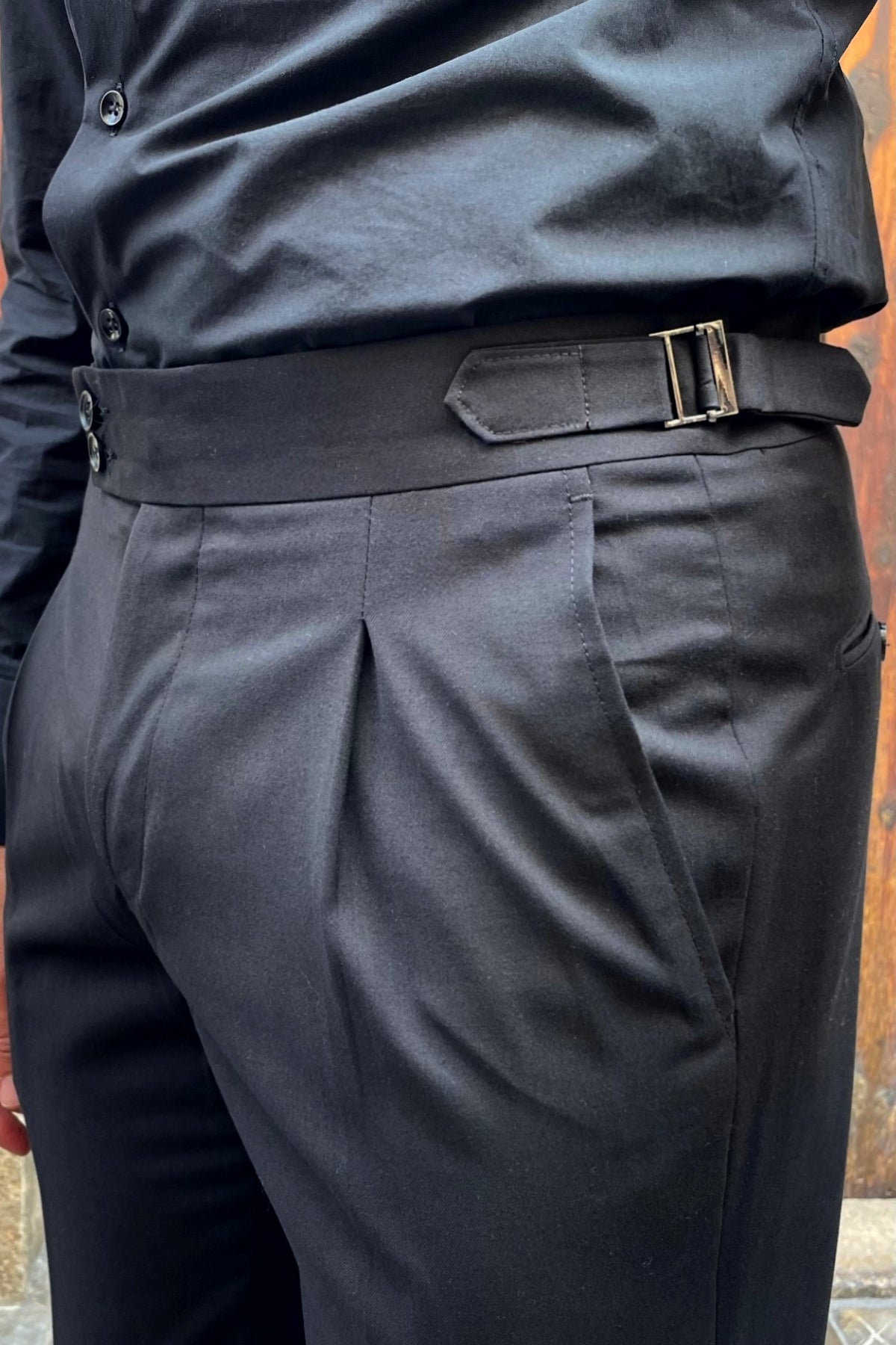 Detalle cintura hebillas del pantalón de vestir para hombre Gurkha Napoli color negro.