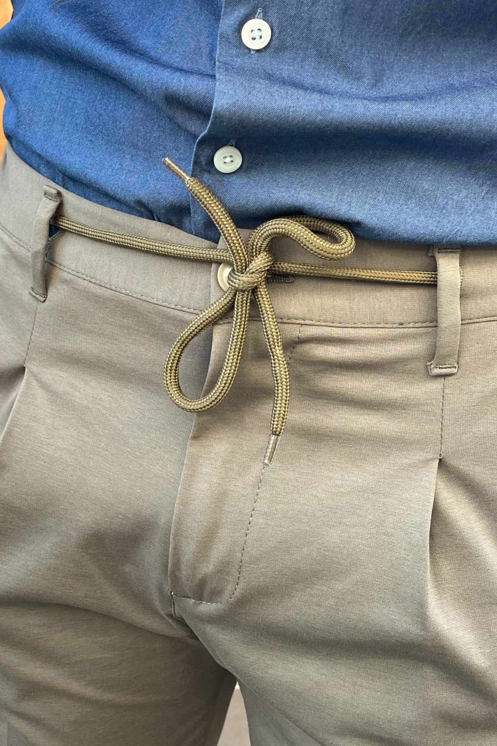 Detalle cordón ajustable joggers de vestir