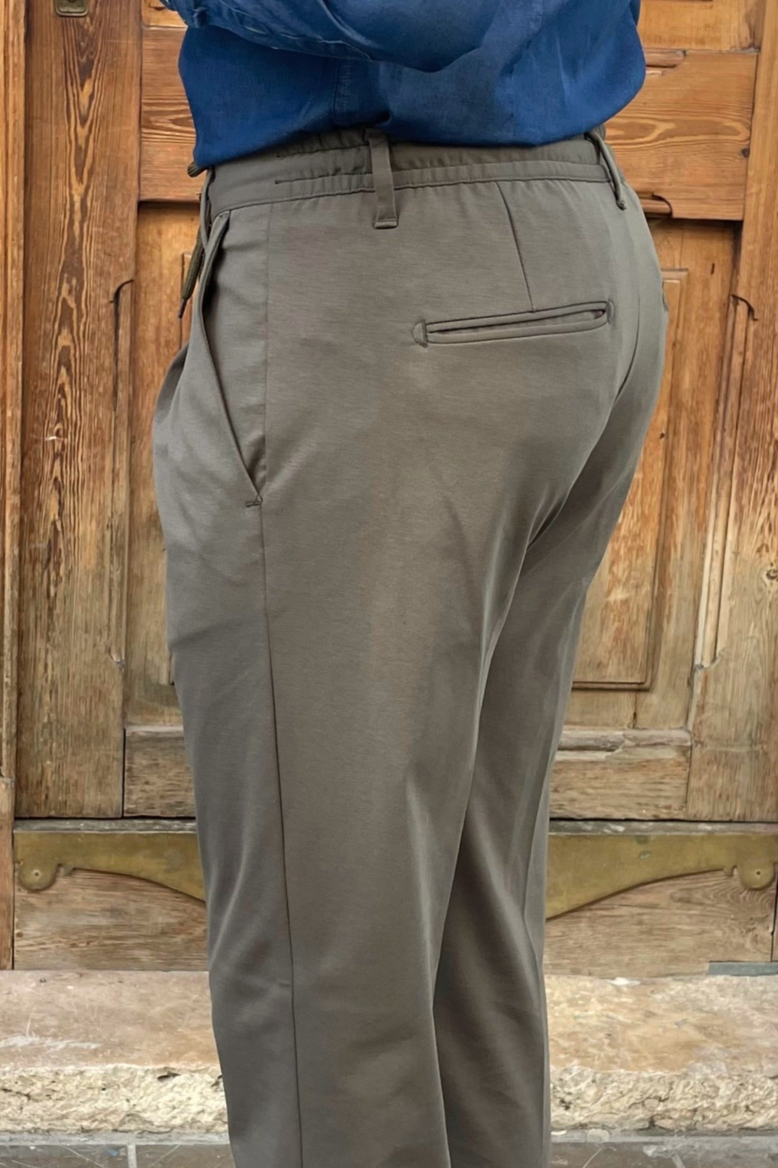 Vista lateral pantalones jogger de vestir verdes para hombre.