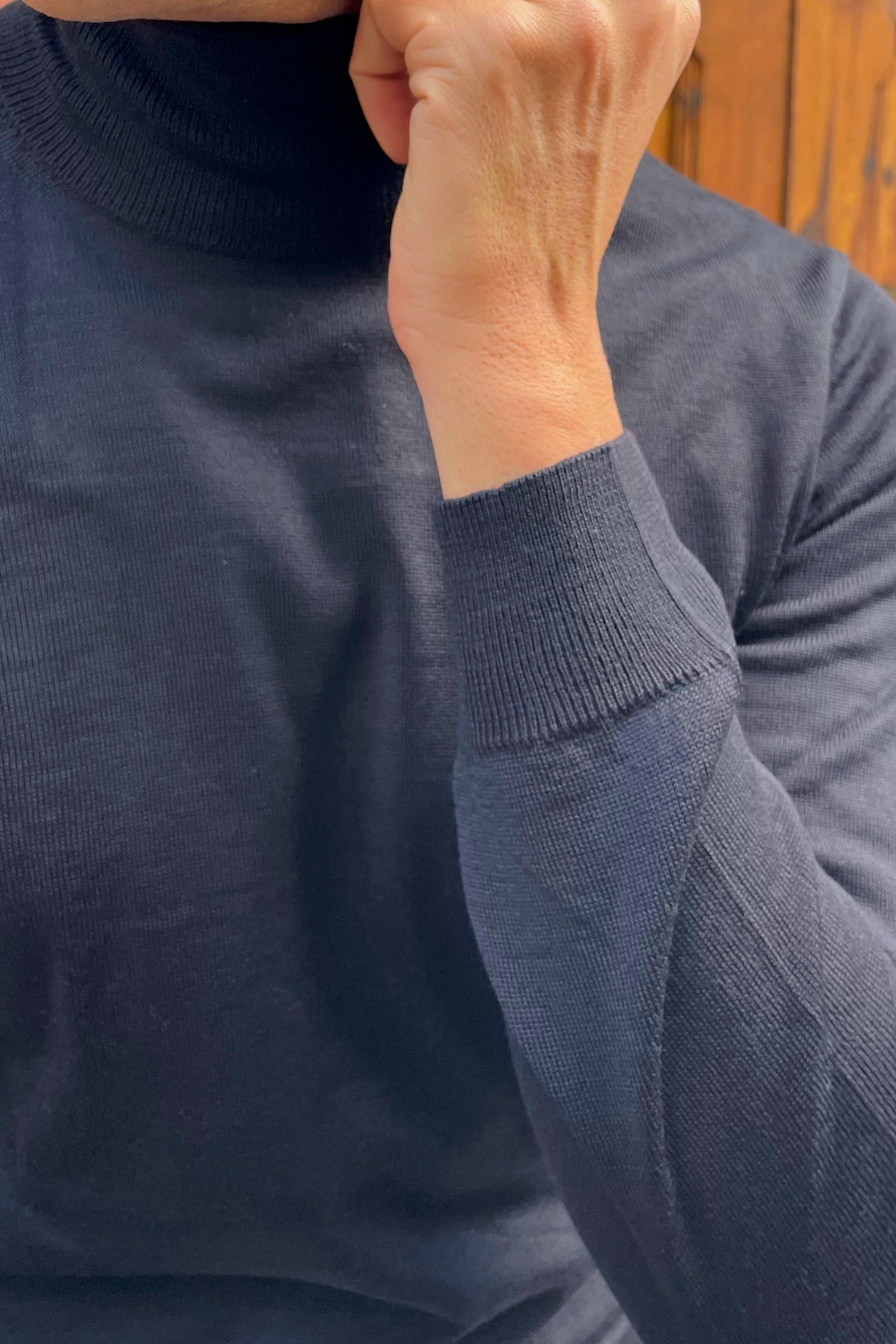 Detalle puño jersey de cuello alto Alessandro para hombre