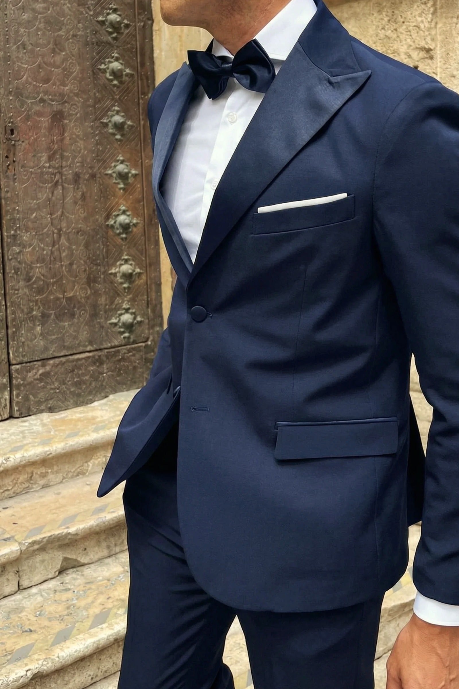 Detalle traje smoking azul marino