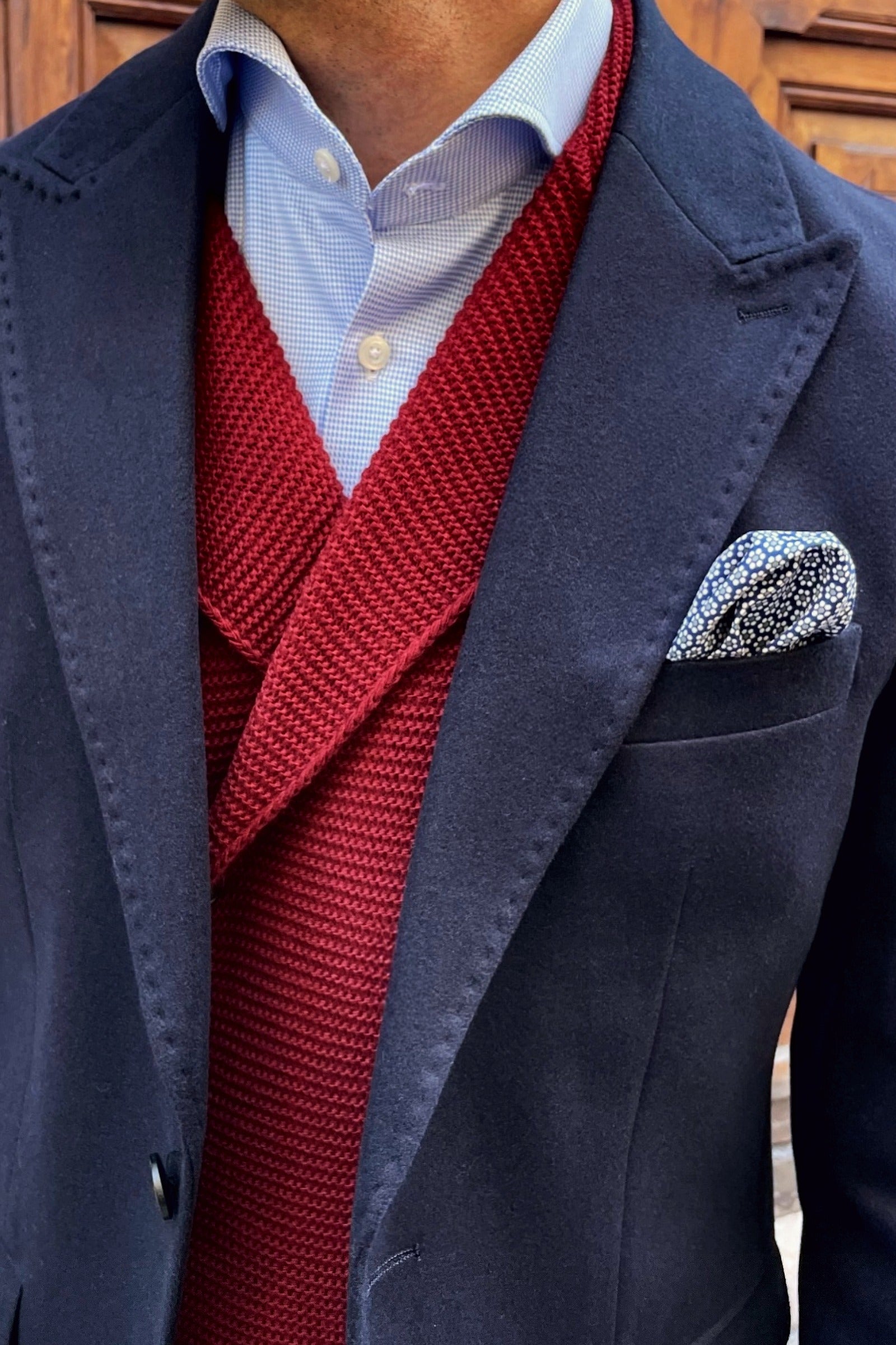 Detalle de la solapa del abrigo Cavaliere azul marino para hombre, abrigo de vestir elegante estilo italiano