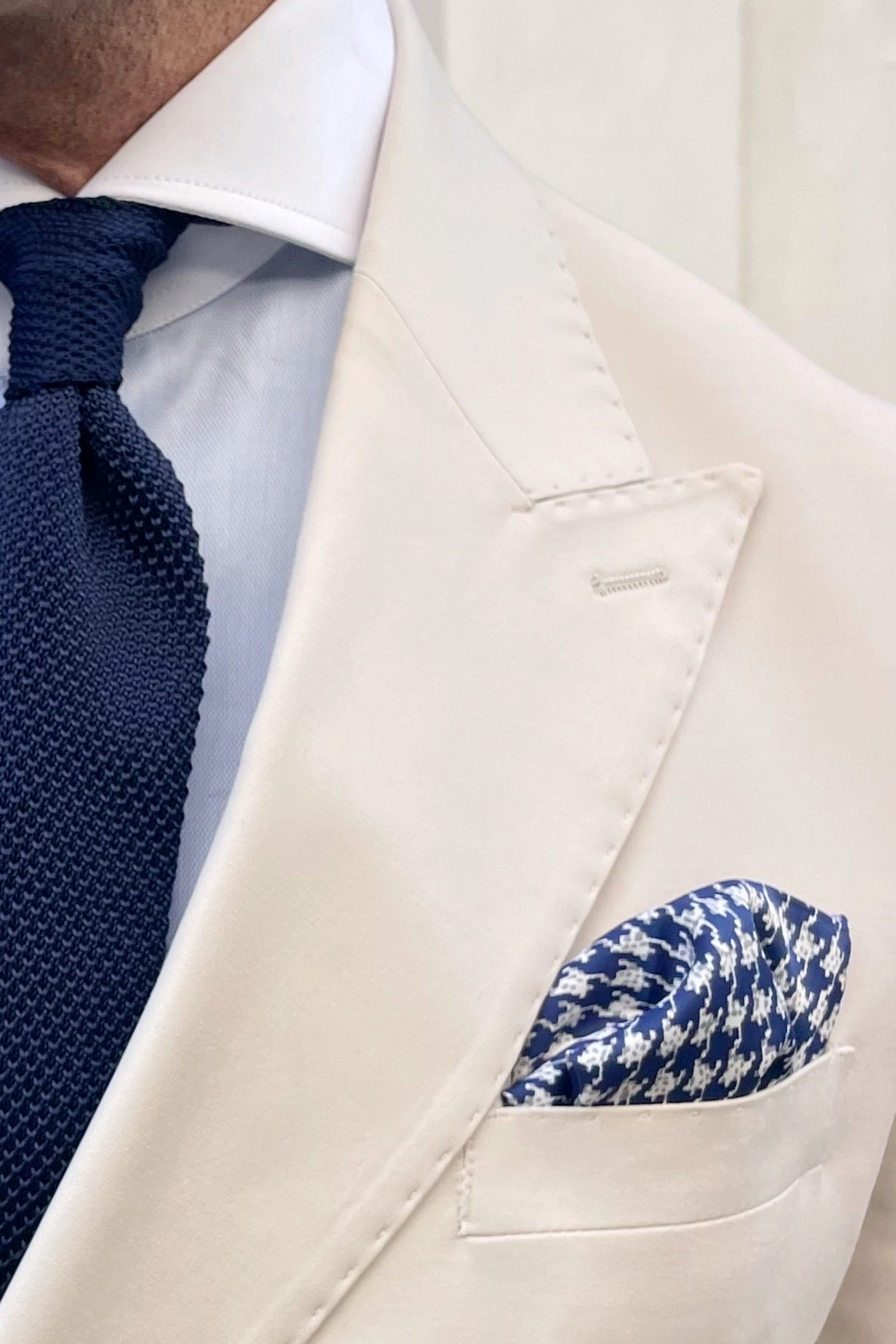 Detalle de la solapa del traje cruado beige Montecarlo