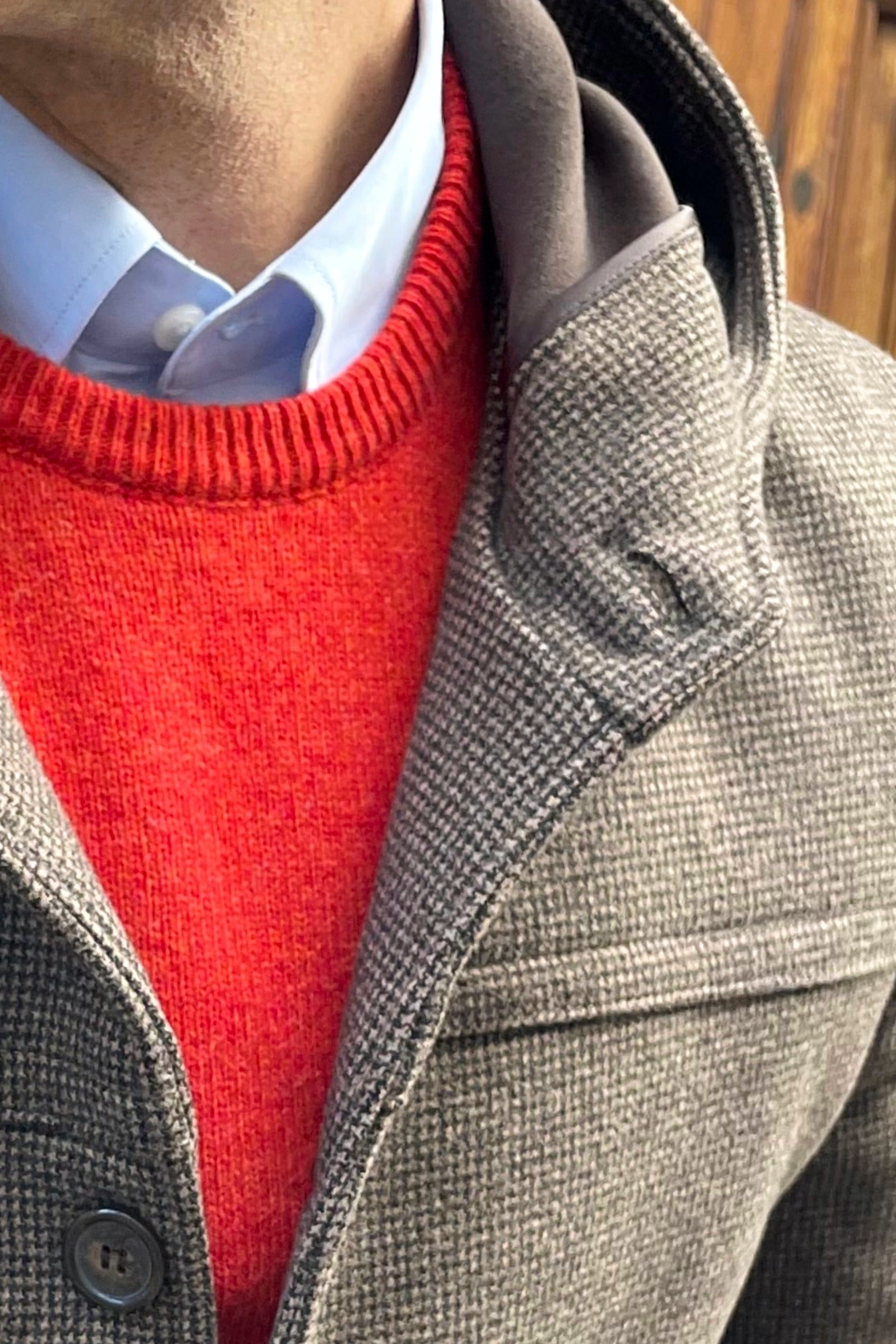 Detalle tejido del abrigo corto con capucha marrón de hombre Vicenzo