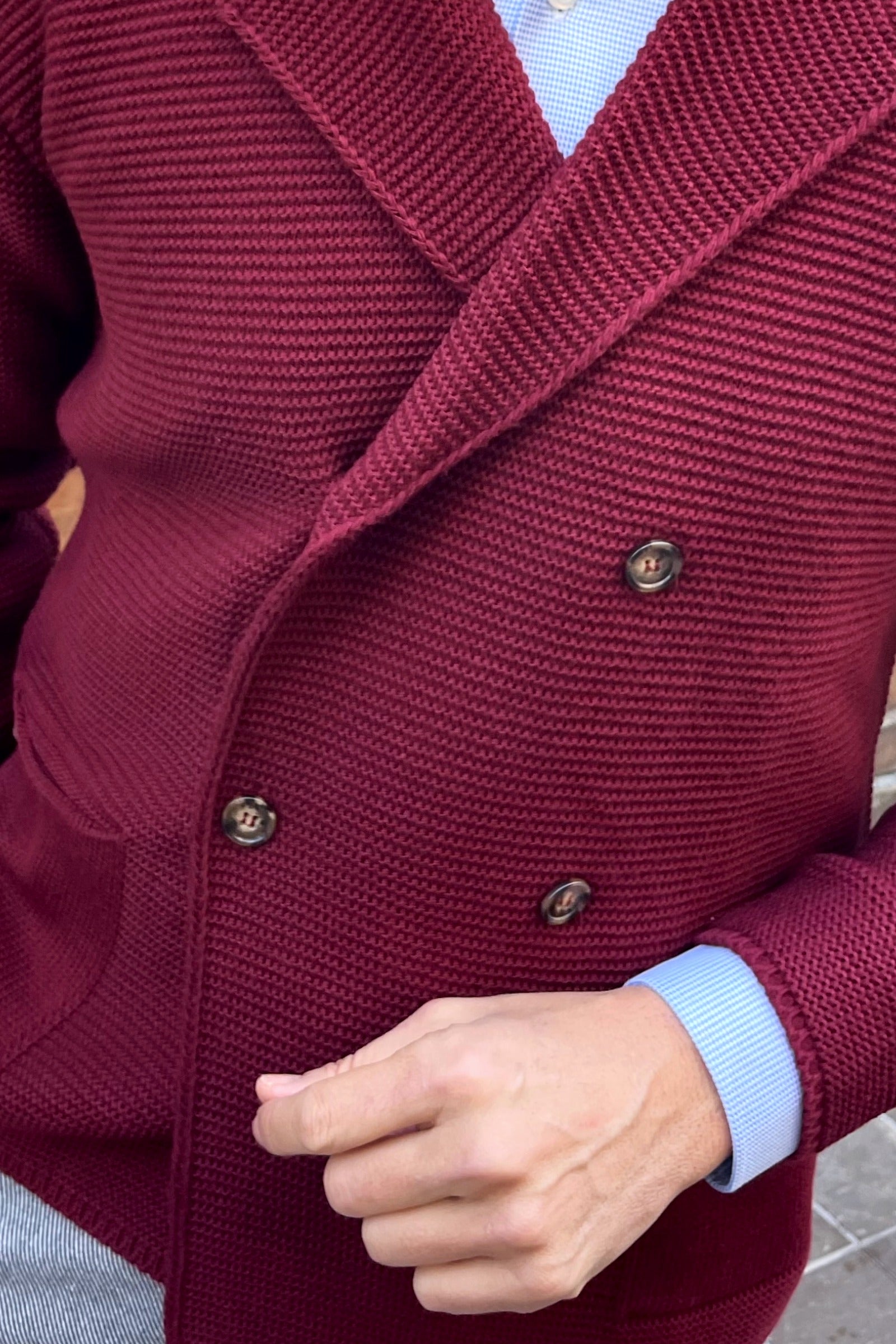 Detalle del tejido de punto en americana cruzada burdeos