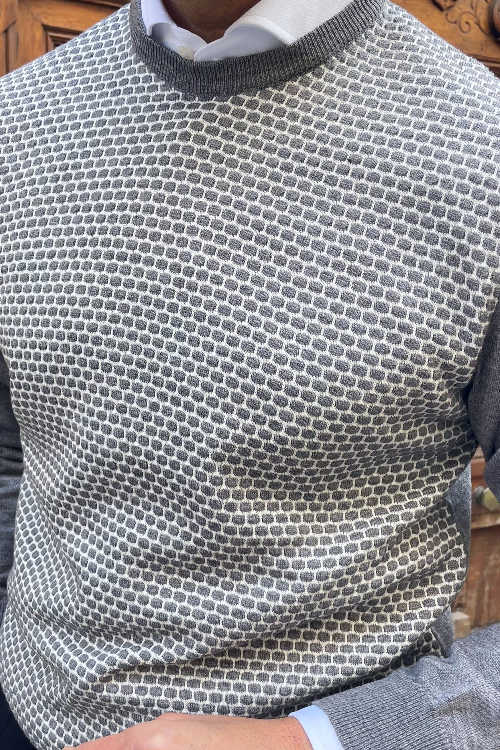 Detalle tejido en relieve jersey gris para hombre