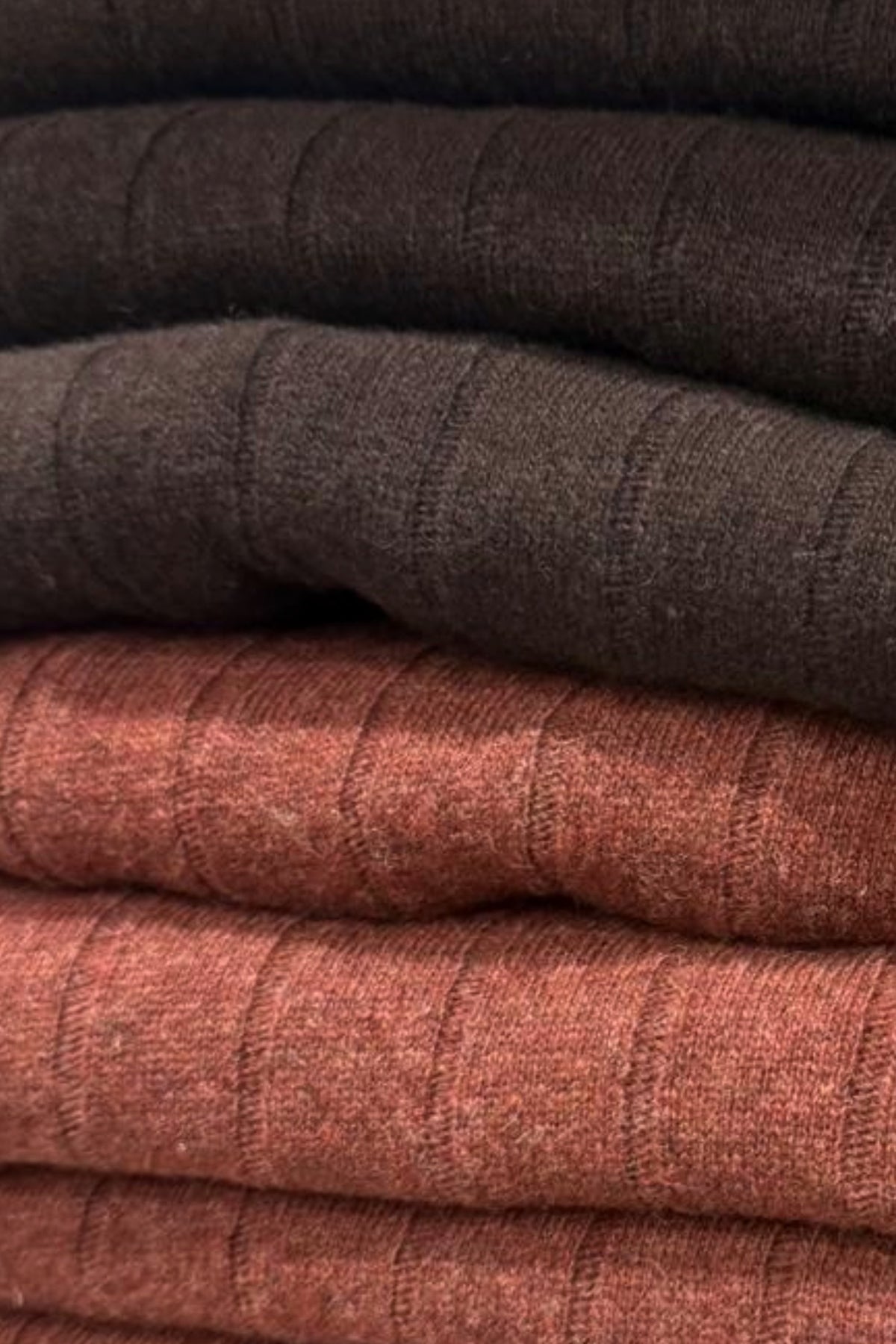 Polos de lana para hombre - Detalle del tejido color marrón y burdeos