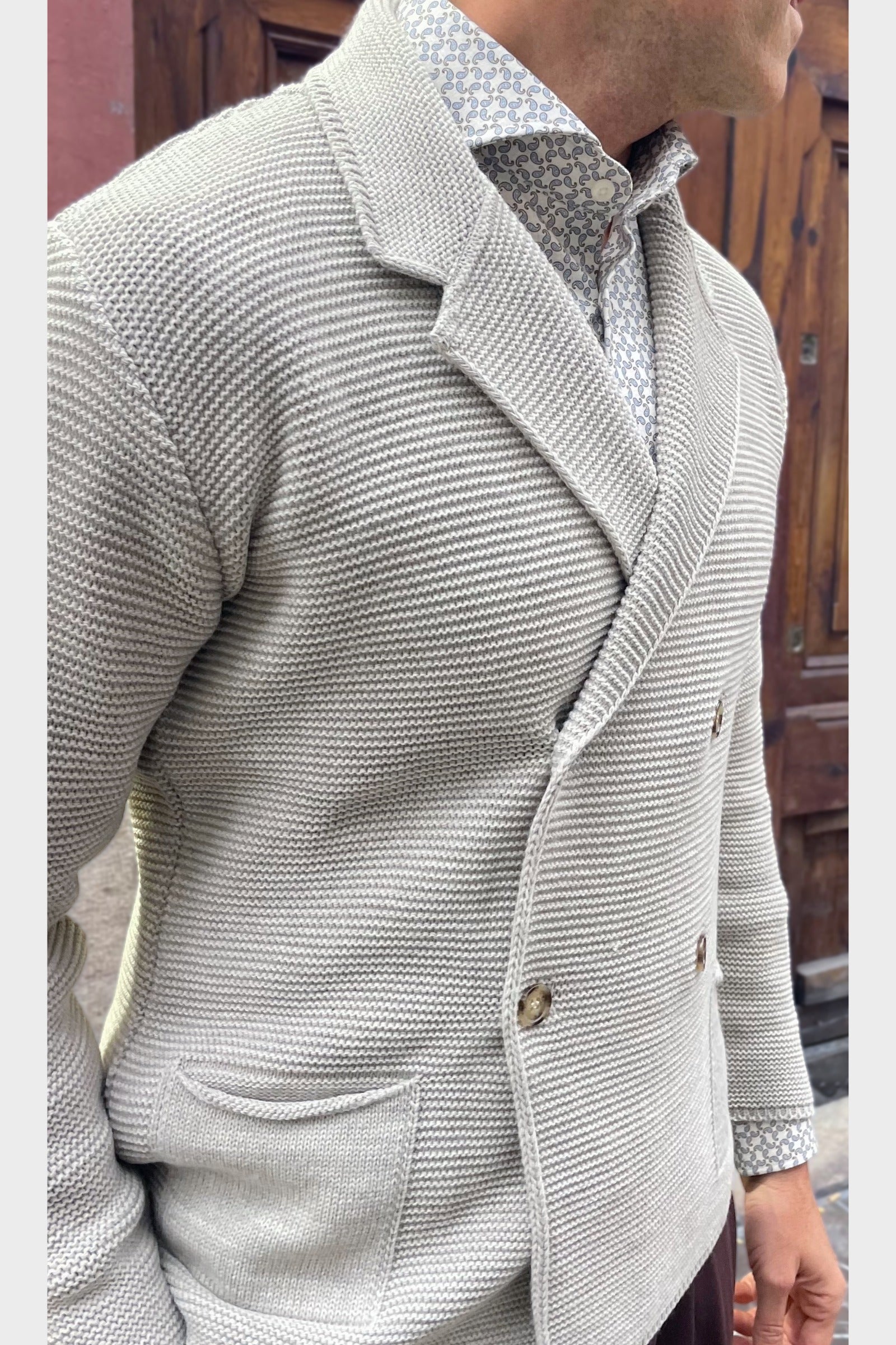 Vista lateral americana cruzada de punto color piedra para hombre de estilo italiano, elegante y versátil