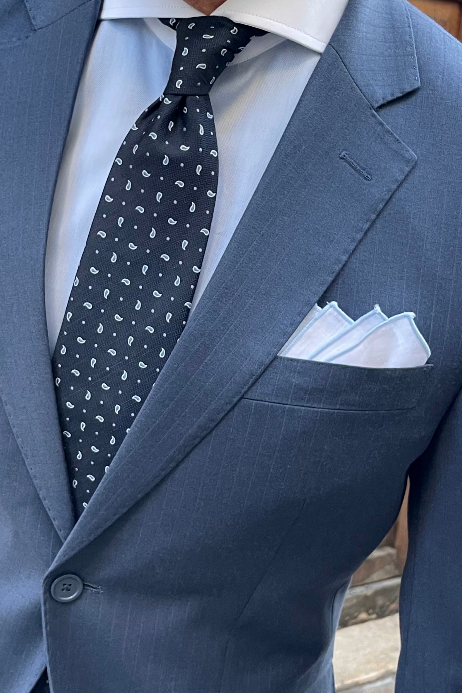 Tejido traje azul de vestir para hombre con rayas sutiles y corte italiano