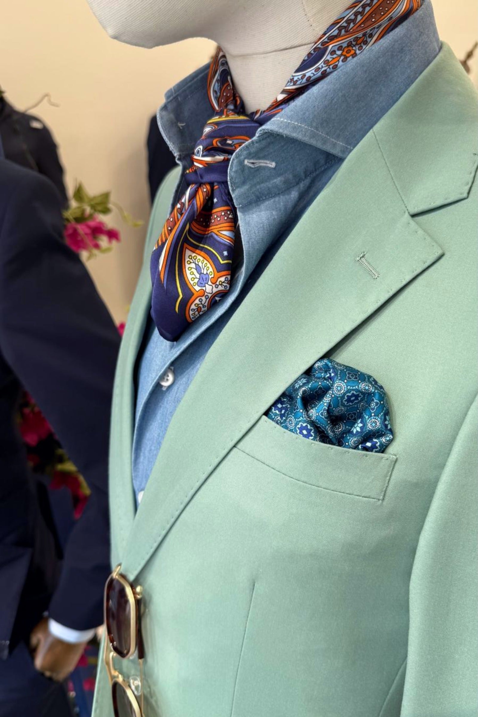 Detalle del traje verde menta para hombre Portofino, con complementos.