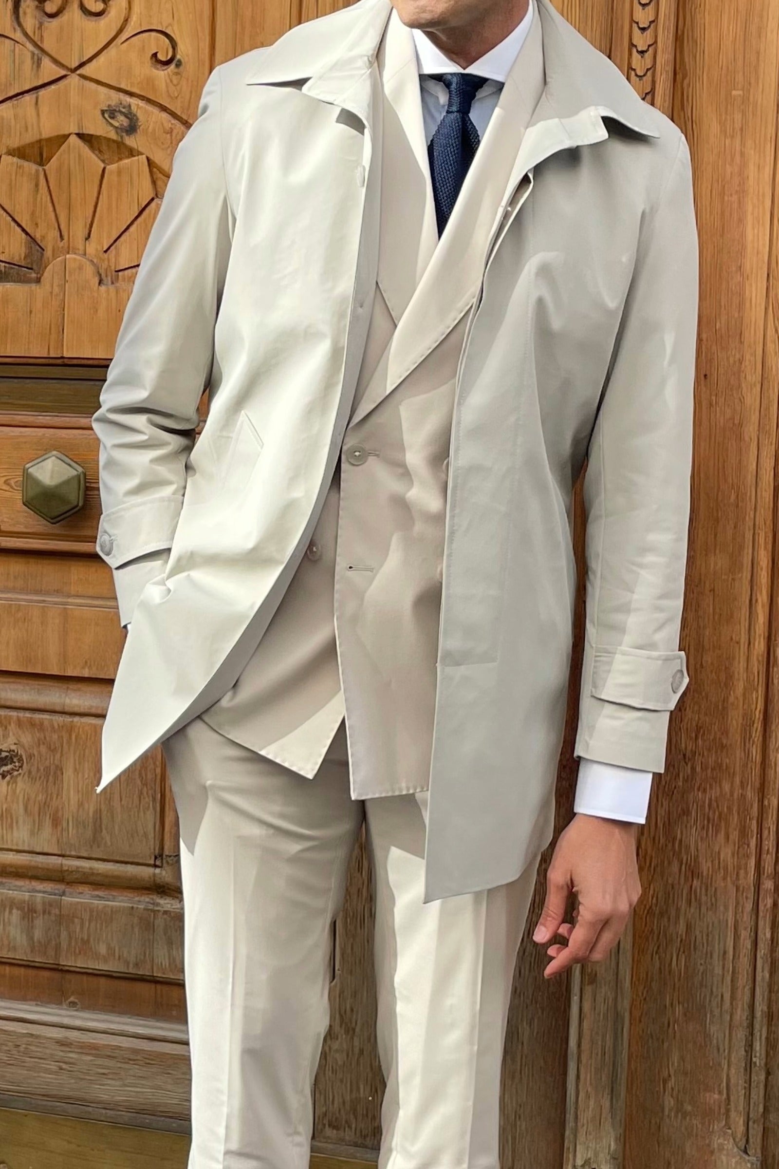 Gabardina corta para hombre en color beige arena