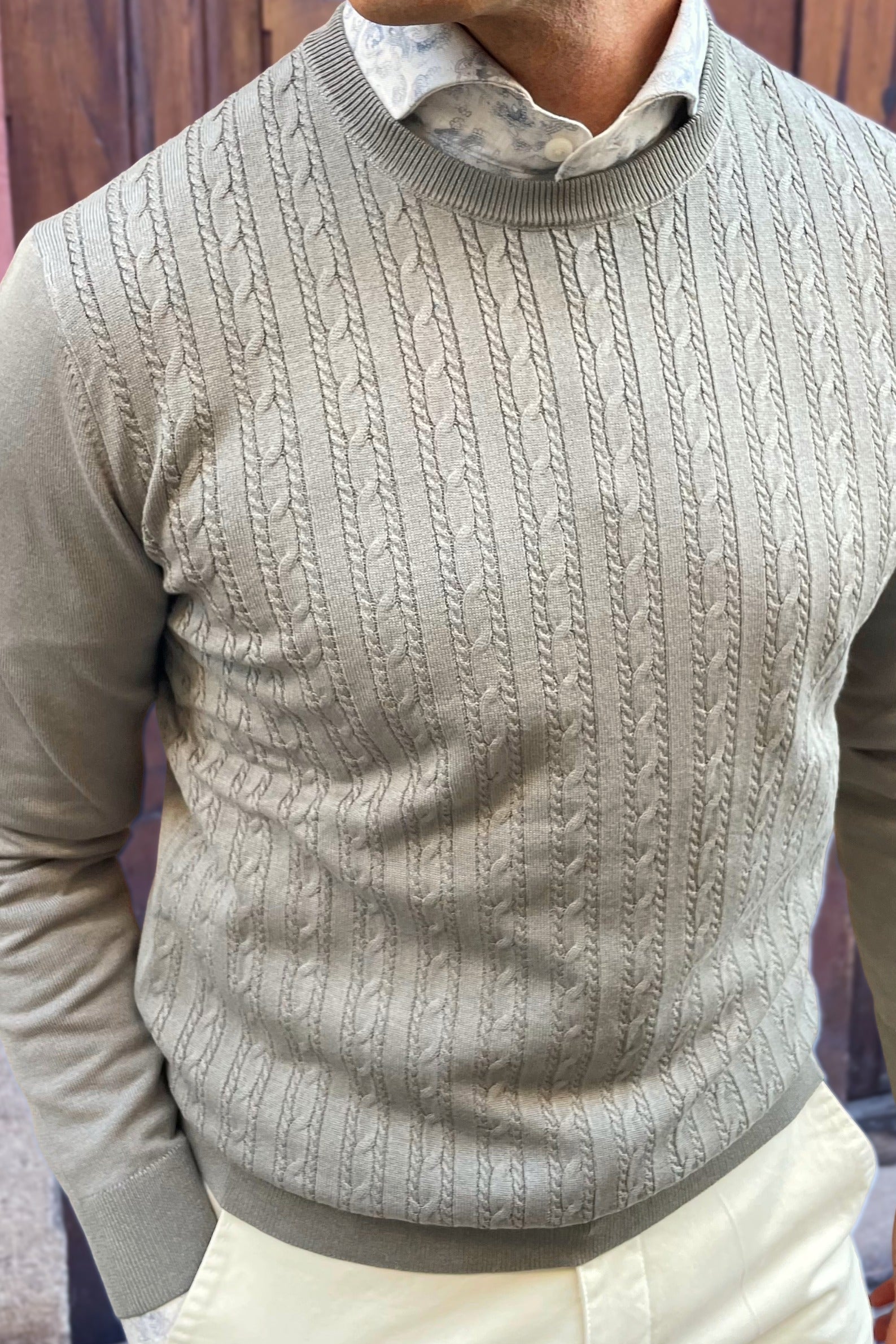 Jersey trenzado verde claro de hombre con estilo italiano