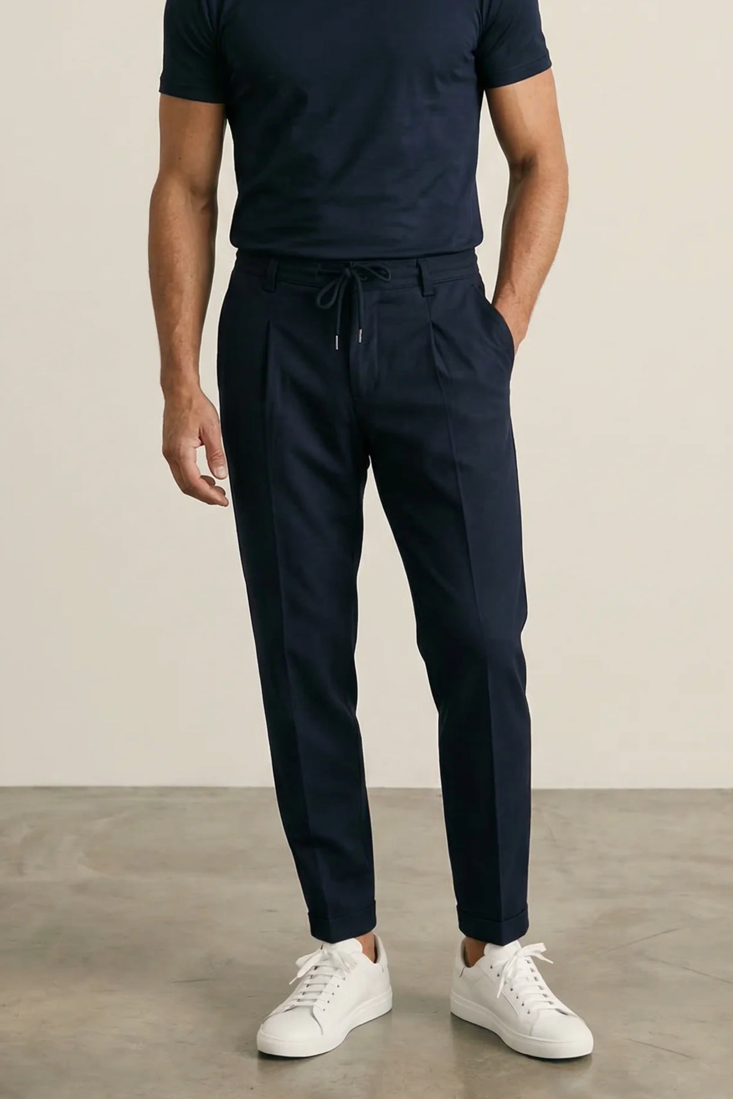 Pantalones jogger de vestir azul marino para hombre.