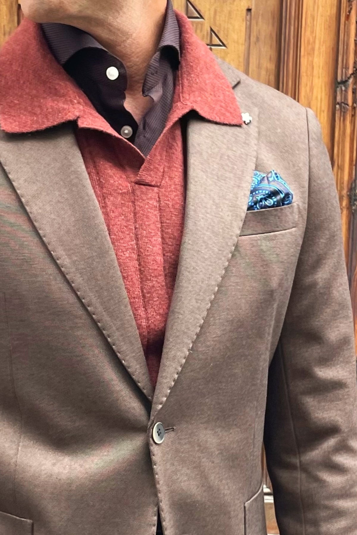 Combinación de otoño para hombre en tonos tierra con camisa marrón, polo de lana y americana. UOMOMANIA