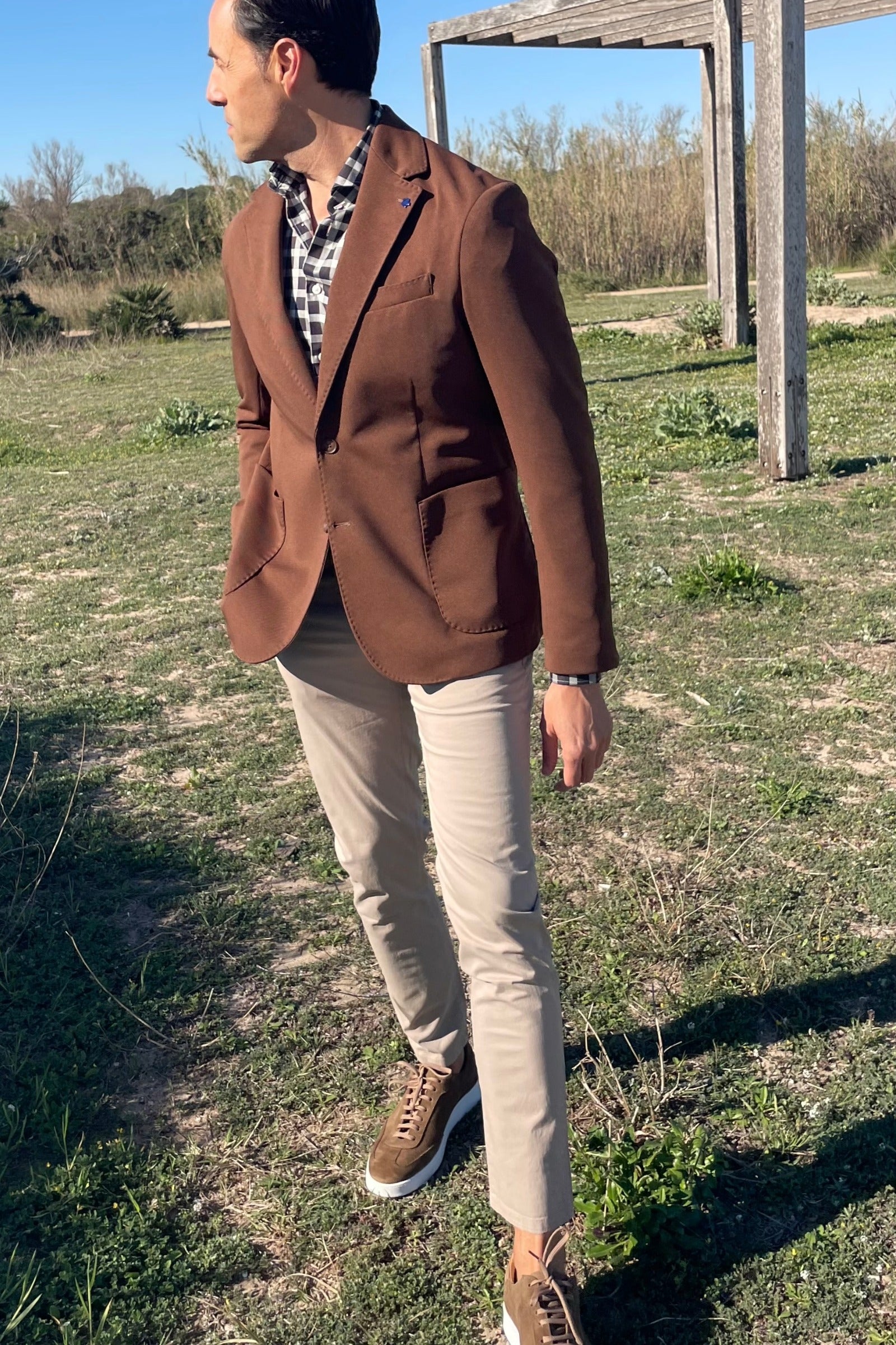 Outfit casual de hombre con americana marrón