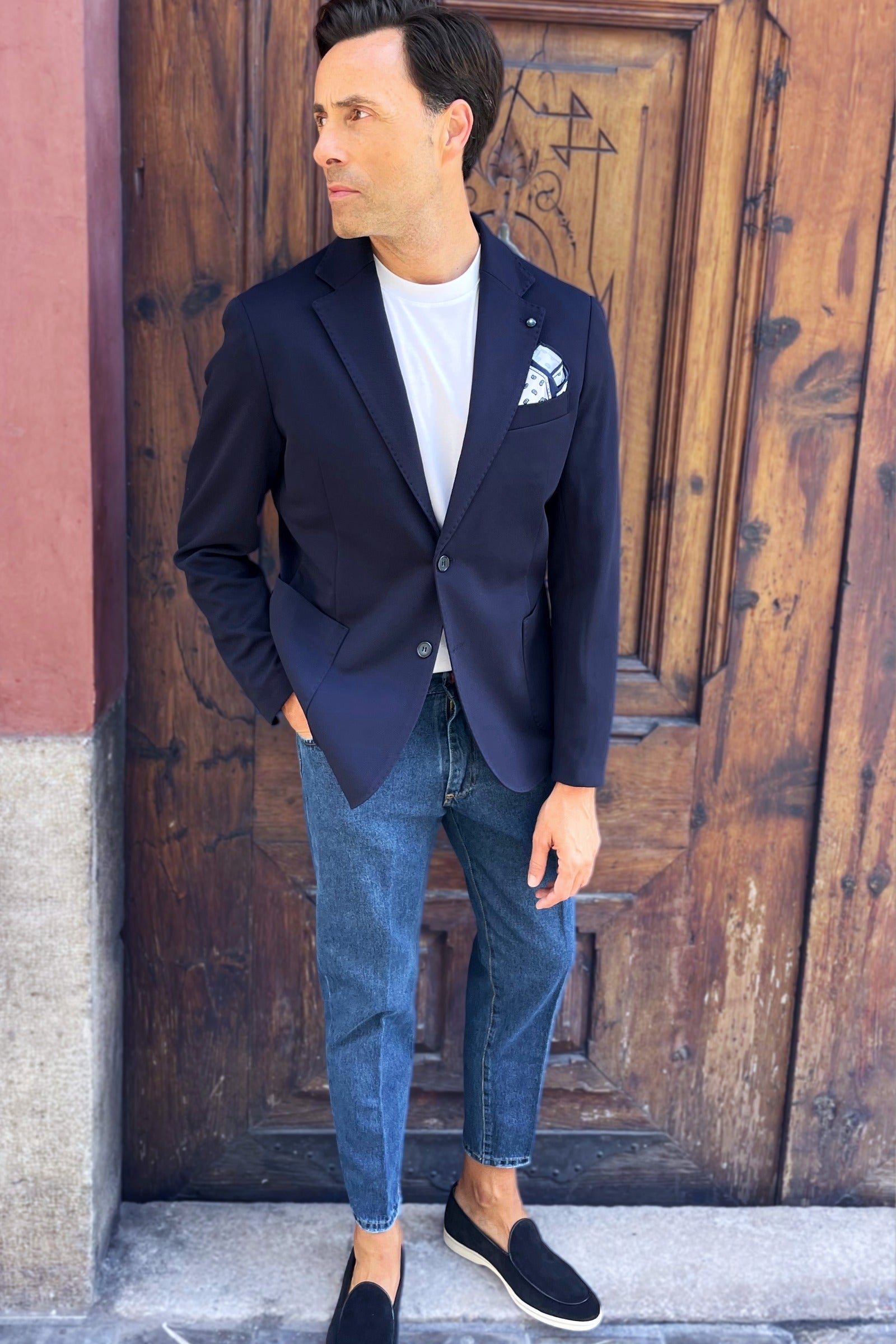 Look casual-elegante para hombre con americana, vaqueros y camiseta. Moda italiana.