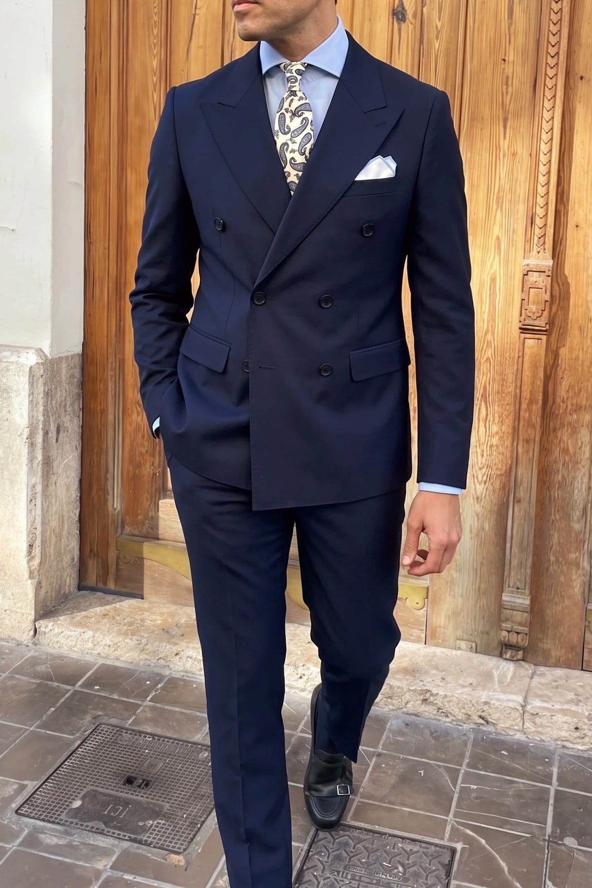 Outfit de boda para hombre con traje cruzado azul marino de corte italiano