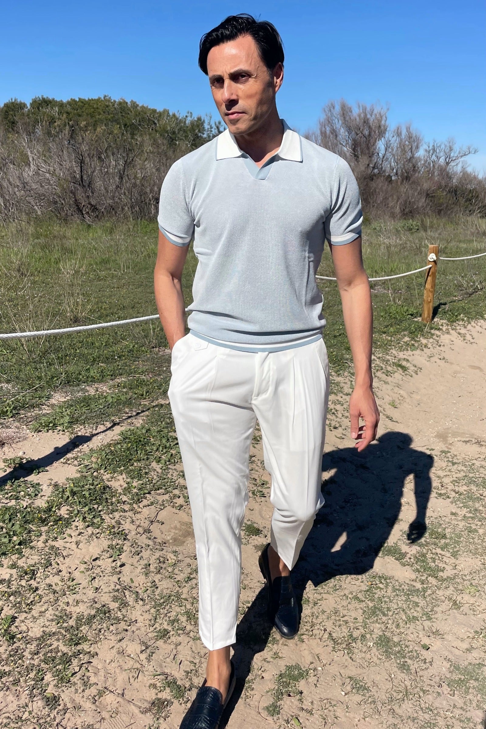 Outfit de primavera para hombre con polo Montecarlo celeste y pantalones gurkha blancos.